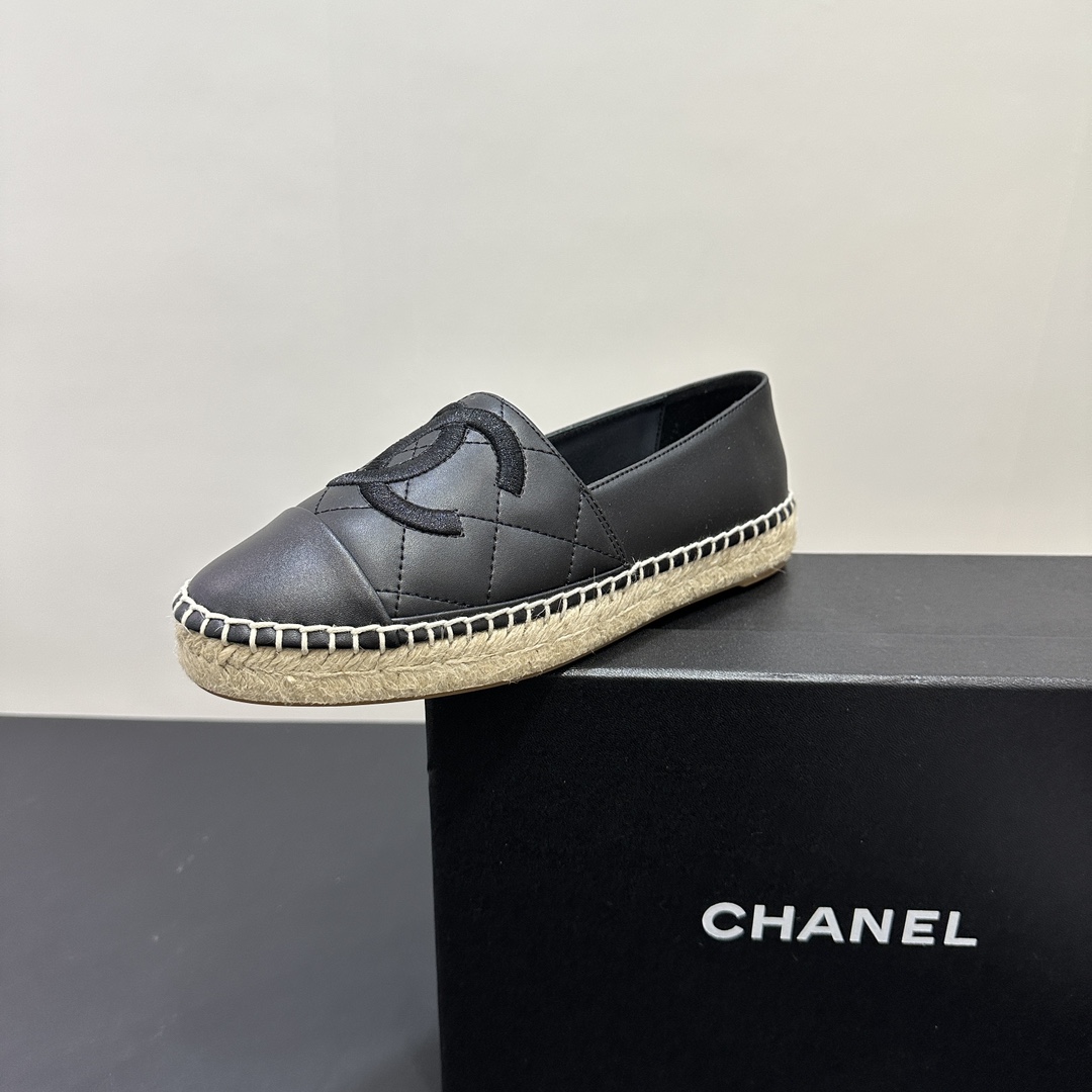 NO:876118,CHANEL Chanel's new hemp rope sole fisherman's shoes. The upper is made of sheepskin electric embroidery double C, the inner pad is silk sheepskin, super soft sheep feet, original glue-injected translucent rubber original color espadrille sole. size 35-40 (34, 41, 42 can be customized, non-returnable), fisherman shoes, chanel, chanel, espadrilles, sheepskin19860909CHANEL香奈儿新麻绳底渔夫鞋.鞋面采用羊皮电绣双c,内里垫为丝绸羊皮,超柔软绵羊垫脚,原版注胶半透明橡胶原色麻底.size35-40（34、41、42可定做,不退换）,渔夫鞋,chanel,chanel,espadrilles,sheepskin,Women's Shoes