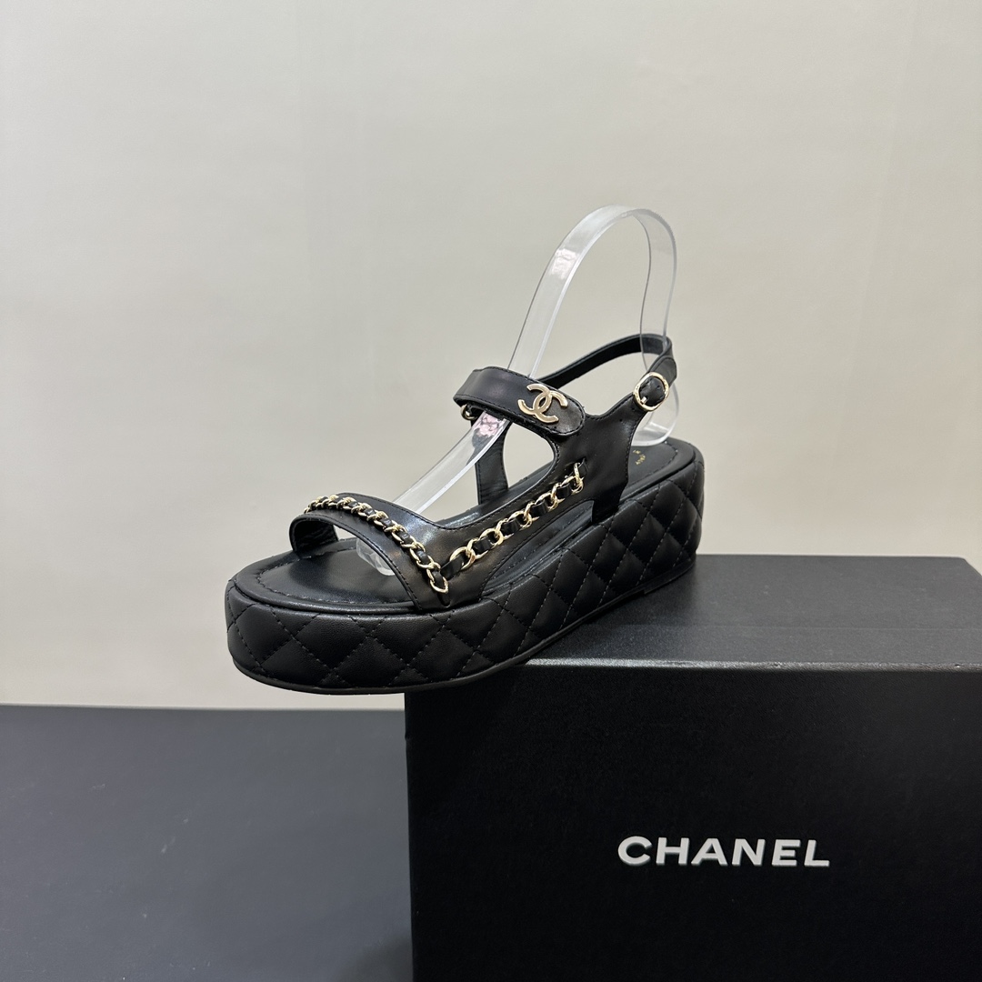 NO:391175,CHANEL 25P Spring and Summer New Thick-soled Chain Sandals This season's sandals are so beautiful that they are foul, classic and elegant, and the atmosphere of the celebrity is filled with the feeling of high-end and comfortable coexist. Whether worn barefoot or dressed with skirts or trousers, they can easily adapt. They are so fairy-like, and the girlish feeling is just bursting!  The upper is made of imported lambskin, which is soft and delicate; the inner foot pad is mixed lambskin, full of texture. 6 cm high heel, light waterproof platform, farewell to the clumsy feeling. The original board is outsole, quality is online. Size 35 - 39, 40, 41 customization, sandals, chanel, chanel, sandals, skirts, sheepskin19860909CHANEL 香奈儿 25P 春夏新款厚底链条凉鞋 这一季的凉鞋简直美到犯规,经典优雅,名媛氛围感直接拉满.上脚瞬间,高级感与舒适度并存,无论是光脚穿,还是搭配裙装、裤装,都能轻松适配,仙气得不行,少女感直接爆棚！ 鞋面选用进口小羊皮,柔软细腻；内里垫脚是混种羊皮,质感满满.6公分的跟高,轻巧的防水台,告别笨重感.原板大底,品质在线. 码数35 - 39 ,40、41定制,凉鞋,chanel,chanel,sandals,skirts,sheepskin,Women's Shoes