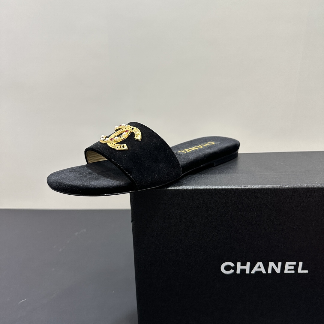 NO:391167,Chanel Chanel flat slippers, double C-trim buckles, classics are presented again, continuing the Xiaoxiang classic series, good-looking on the feet, easy to wear, velvet upper, delicate sheepskin inner, imported leather outsole, size 35-39 (40.41 fixed), slippers, chanel, chanel, slippers, sheepskin, Leather soles19860909Chanel香奈儿平底拖鞋,双c饰扣,经典再度呈现 延续小香经典系列上脚好看 好穿,鞋面天鹅绒 细腻羊皮内里 进口真皮大底,码数35-39（40.41定）,拖鞋,chanel,chanel,slippers,sheepskin,Leather soles,Women's Shoes