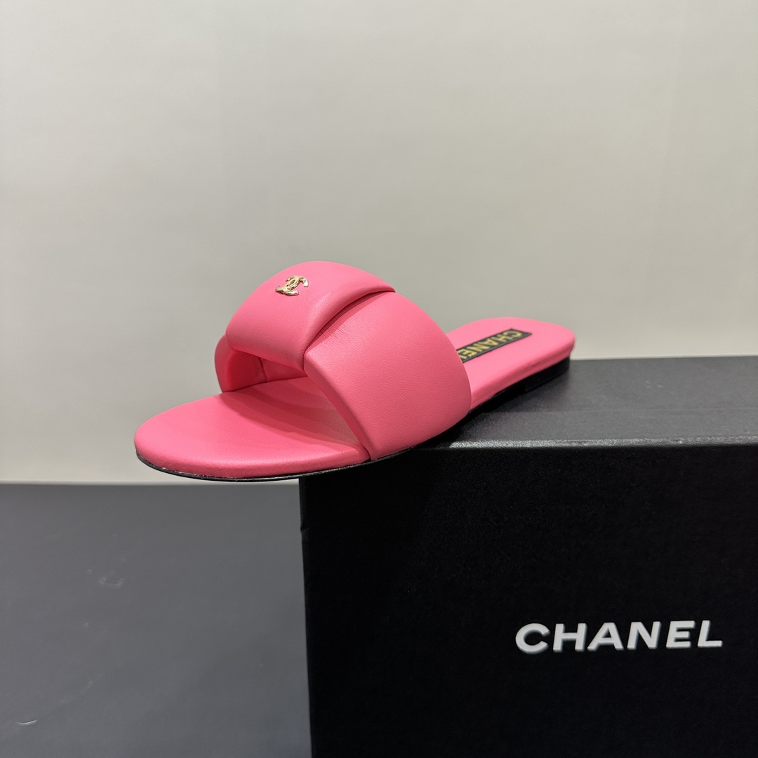 NO:391158,CHANEL Chanel Xiaoxiang 25C spring and summer new product, double C bread slippers, this series is really amazing, chubby sponge fills full and delicate, fashion and comfort coexist, a must-have item for fashion experts when going out Go material The upper is made of original custom lambskin bag sponge, inner foot pad imported sheepskin imported Italian cowhide, size 35-39 (customized by 40/41), slippers, chanel, chanel, slippers, cowhide, sheepskin19860909CHANEL香奈儿小香25C春夏新品 双C面包拖鞋 这一系列这真的是绝了 胖乎乎海绵体填充饱满细腻 时髦与舒适度并存 时尚达人们出街必备单品 Go 材质 鞋面采用原版定制小羊皮包海绵 内里垫脚进口羊皮 意大利进口牛皮大底 码数35-39（40/41定制）,拖鞋,chanel,chanel,slippers,cowhide,sheepskin,Women's Shoes