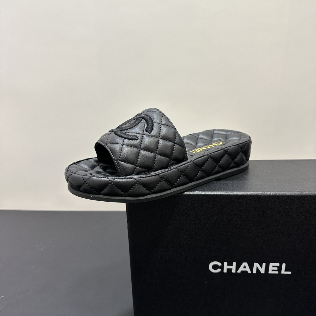 NO:876097,CHANEL Chanel's most popular flat-bottom loaf loaf slippers. The counters are crazy. The pictures are popular on all major social platforms. This catwalk model is absolutely too handsome. It is definitely the hottest style of this season. The fairies at the counter are really knowledgeable. They don't get stuck or rub your feet. The texture is very soft and comfortable on the feet. Super versatile. 1 Fabric: Sheepskin 2 Lining: Environmentally friendly imported sheepskin lining 3 Outsole: Original sole  4 code number 35-39 (40.41 customized), slippers, chanel, chanel, slippers, sheepskin19860909CHANEL香奈儿小香最火平底面包菱格拖鞋 专柜简直疯抢了,各大社交平台热门晒图,这期的走秀款绝对太帅了,绝对是这一季最热门的款式,专柜仙女们真的太识货了,不卡脚也不会磨脚,质感上脚是非常柔软舒服的.超级百搭. 1面料:羊皮 2内里:环保进口羊皮内里 3大底:原版鞋底 4码数35-39（40.41定做）,拖鞋,chanel,chanel,slippers,sheepskin,Women's Shoes