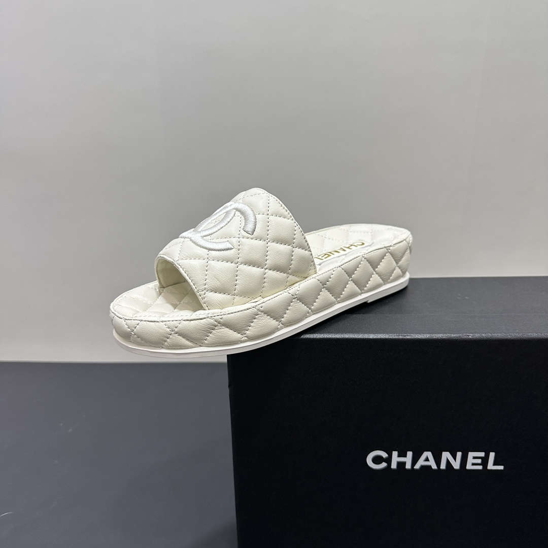 NO:876104,CHANEL Chanel's most popular flat-soled rhombus slippers. The counters are crazy. The pictures are popular on all major social platforms. This catwalk model is absolutely too handsome. It is definitely the most popular style this season. The fairies at the counter are really knowledgeable. They don't get stuck or rub your feet. The texture is very soft and comfortable on the feet. Super versatile. 1 Fabric: Cow leather 2 Lining: Environmentally friendly imported sheepskin lining 3 Outsole: Genuine leather bottom  4 code number 35-39 (40.41.42 customized), slippers, chanel, chanel, slippers, cowhide, sheepskin19860909CHANEL香奈儿小香最火平底菱格拖鞋 专柜简直疯抢了,各大社交平台热门晒图,这期的走秀款绝对太帅了,绝对是这一季最热门的款式,专柜仙女们真的太识货了,不卡脚也不会磨脚,质感上脚是非常柔软舒服的.超级百搭. 1面料:牛皮 2内里:环保进口羊皮内里 3大底:真皮底 4码数35-39（40.41.42定做）,拖鞋,chanel,chanel,slippers,cowhide,sheepskin,Women's Shoes