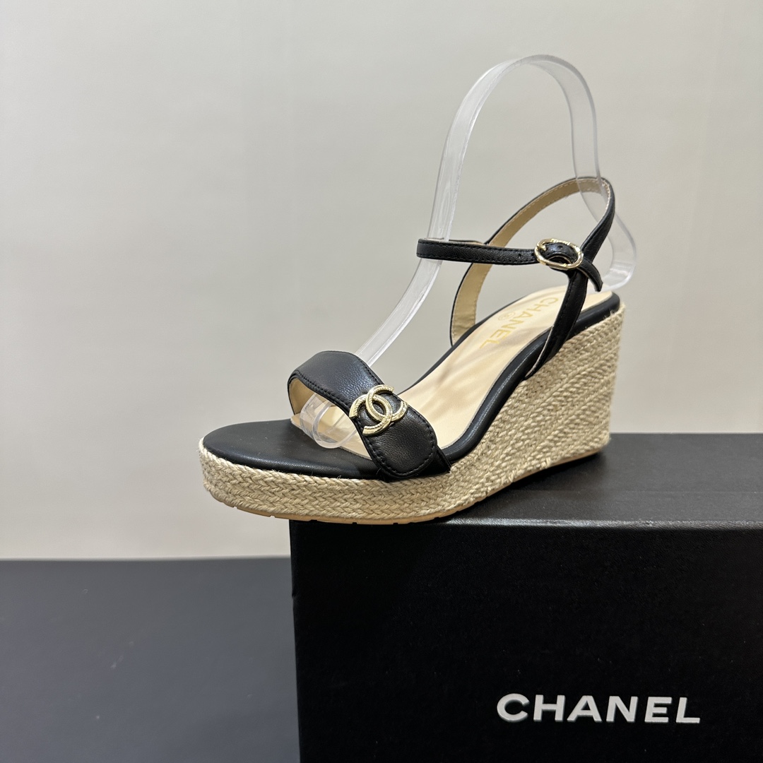 NO:243257,CHANEL Xiaoxiang Chanel 2025 latest hemp rope bottom hemp rope bottom heel cake bottom thick-soled sandals!  Chanel wedge sandals show the French elegance. The simple buckle is decorated with a classic double C logo, luxurious and exquisite. The strap design fits the foot shape, comfortable and fashionable. The straw wedge is unique and adds natural charm. Upper sheepskin inner/foot pad imported sheepskin, outsole heel rope rubber sole size 35-40 40 customized, high heel sandals, chanel, chanel, sandals, high heels, espadrilles, sheepskin19860909CHANEL小香香奈儿2025最新麻绳底坡跟松糕底厚底凉鞋！香奈儿坡跟凉鞋,尽显法式优雅风情.简约搭扣饰以经典双C标志,奢华精致.绑带设计贴合脚型,舒适又时尚.草编坡跟独具匠心,增添自然韵味. 鞋面羊皮 内里/垫脚进口羊皮 大底麻绳橡胶底 码数35-40 40定做,高跟鞋凉鞋,chanel,chanel,sandals,high heels,espadrilles,sheepskin,Women's Shoes