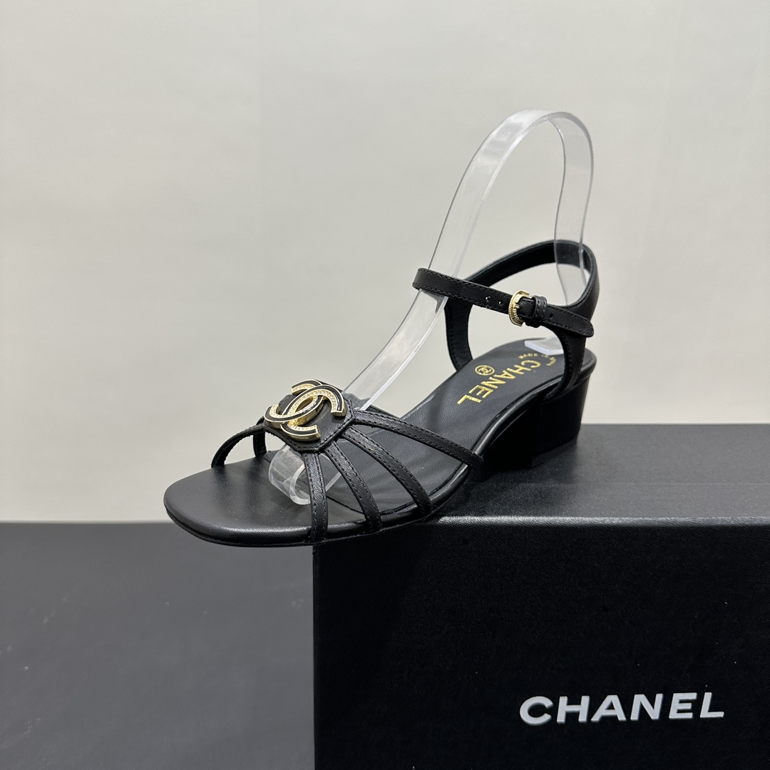 NO:243259,2025ss Xiaoxiang Style CHANEL Chanel's two thick heeled square heel sandals are full of classic charm!  Black is calm and atmospheric, white is elegant and pure, the iconic double C buckle is matched with sparkling rhinestones or metallic luster, exquisite and luxurious. The open toe and cross-belt design is fashionable and revealing the shape of the feet. Whether in workplace or casual occasions, it can easily improve the style of the outfit. It is a piece that fashion experts cannot miss. Upper sheepskin inner sheepskin heel height 5cm size 35-39 (40.41 fixed), sandals, chanel, chanel, sandals, sheepskin198609092025ss小香风CHANEL香奈儿这两款粗跟方跟凉鞋,经典魅力拉满！黑色沉稳大气,白色优雅纯净,标志性双C扣饰,搭配闪耀水钻或金属光泽,精致奢华.露趾与交叉带设计,时尚又显脚型.无论是职场还是休闲场合,都能轻松提升穿搭格调,是时尚达人不容错过的单品. 鞋面羊皮 内里羊皮 跟高5cm 码数35-39（40.41定）,凉鞋,chanel,chanel,sandals,sheepskin,Women's Shoes