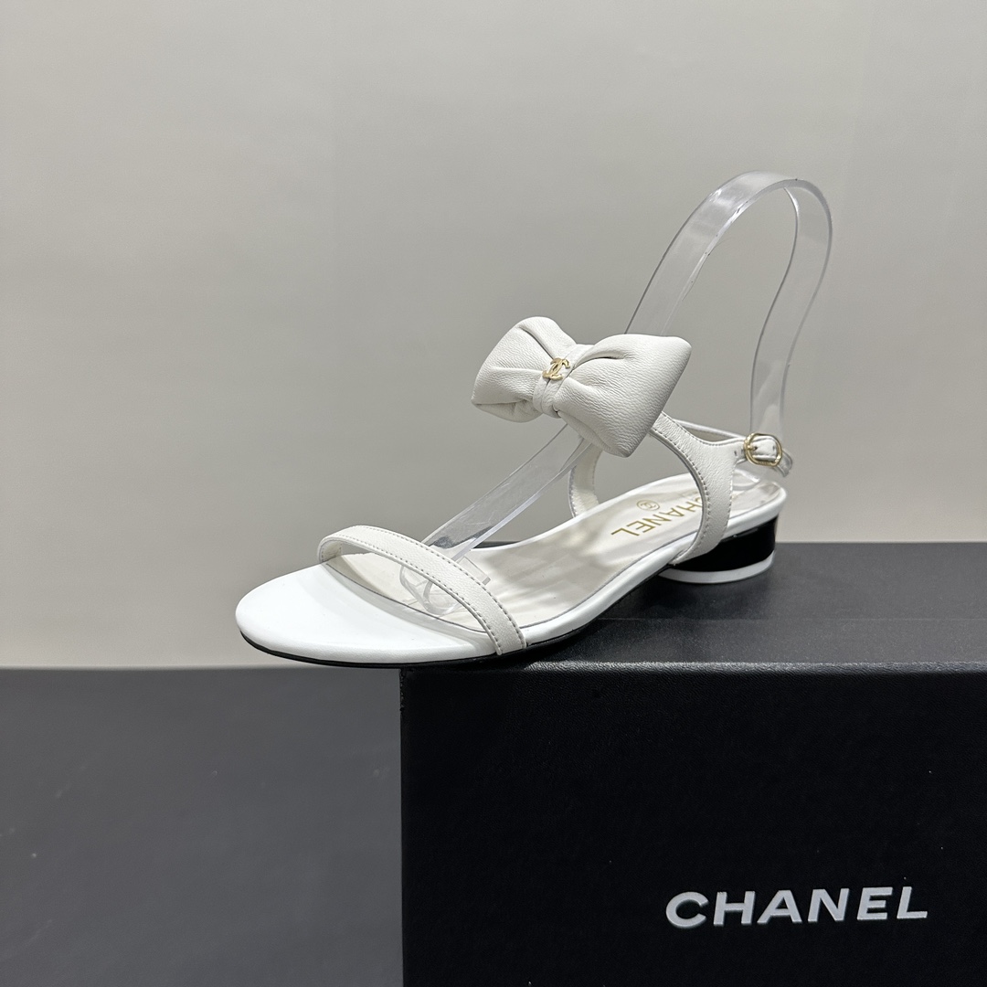 NO:243263,2025ss Xiaoxiang Style CHANEL Chanel bow sandals, a perfect fusion of fashion and elegance!  Pink is sweet and romantic, white is pure and fresh, black is classic and versatile. The exquisite bow is paired with metal buckle, and the details are luxurious. The open-toe design and comfortable heel are suitable for walking on the streets and appearing at parties, easily creating an eye-catching look. Upper sheepskin inner sheepskin heel height 6cm and 2cm size 35-39 (40.41 fixed), sandals, chanel, chanel, sandals, sheepskin198609092025ss小香风CHANEL香奈儿蝴蝶结凉鞋,时尚与优雅的完美融合！粉色甜美浪漫,白色纯净清新,黑色经典百搭.精致蝴蝶结搭配金属扣饰,细节之处尽显奢华.露趾设计与舒适跟型,既适合漫步街头,也能亮相派对,轻松打造吸睛造型. 鞋面羊皮 内里羊皮 跟高6cm和2厘米 码数35-39（40.41定）,凉鞋,chanel,chanel,sandals,sheepskin,Women's Shoes