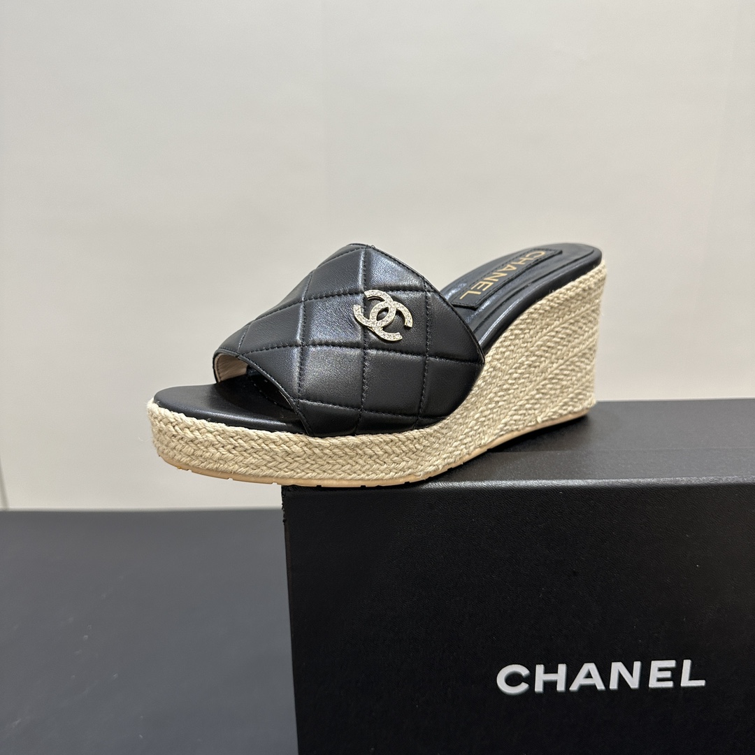 NO:265849,2025ss CHANEL Chanel small-scented sloping heel thick-soled sponge cake bottom electric embroidered diamond slippers cleverly blend classic and fashion. The iconic double C logo is eye-catching and eye-catching, showing the luxury identity. The diamond pattern on the upper is exquisite and delicate, and is matched with soft leather, with excellent texture. The wedge design increases height while ensuring comfort. Whether it is matched with skirts or trousers, it can easily improve fashion. It is a must-have item for fashion experts. Upper sheepskin inner lining: crystal sheepskin lining original mold-open custom rubber sole Shoe size: 35-39 (40 and 41 custom made without return and exchange), slippers, chanel, chanel, slippers, skirts, sheepskin198609092025ss CHANEL香奈儿小香坡跟厚底松糕底电绣菱格拖鞋,将经典与时尚巧妙融合.标志性双C logo醒目亮眼,彰显奢华身份.鞋面菱格纹精致细腻,搭配柔软皮革,质感上乘.坡跟设计增加高度同时保证舒适,无论是搭配裙装还是裤装,都能轻松提升时尚度,是时尚达人必备单品. 鞋面羊皮 内里: 水晶羊皮内里 大底原版开模定制橡胶底 鞋码: 35-39（40、41定做不退换）,拖鞋,chanel,chanel,slippers,skirts,sheepskin,Women's Shoes