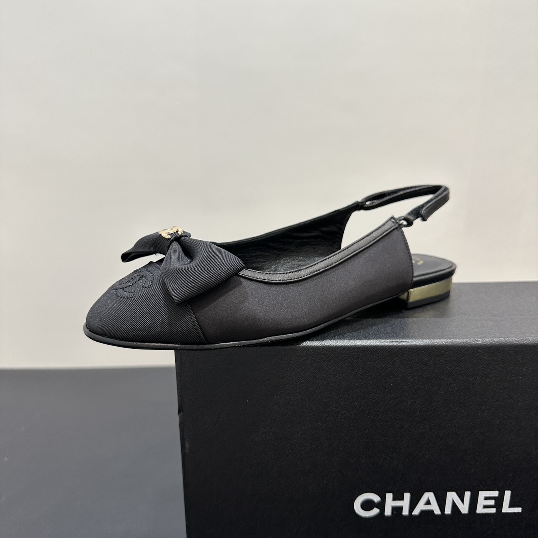 NO:226625,Cloth CHANEL | Chanel Xiaoxiang 25s spring and summer new product Milan catwalk color-blocked bow sandals, electroplated heel metal heel The upper is imported sheepskin/special fabric The inner foot pads are all silk sheepskin imported Italian cowhide sole Size35-39 (customized by 40/41), sandals, chanel, chanel, sandals, cowhide, sheepskin19860909布面 CHANEL ｜香奈儿小香25s春夏新品 米兰走秀款拼色蝴蝶结凉鞋 ,电镀跟金属跟 鞋面采用进口羊皮/特殊布料 内里垫脚均为丝绸羊皮 意大利进口牛皮大底 Size35-39（40/41定制）,凉鞋,chanel,chanel,sandals,cowhide,sheepskin,Women's Shoes
