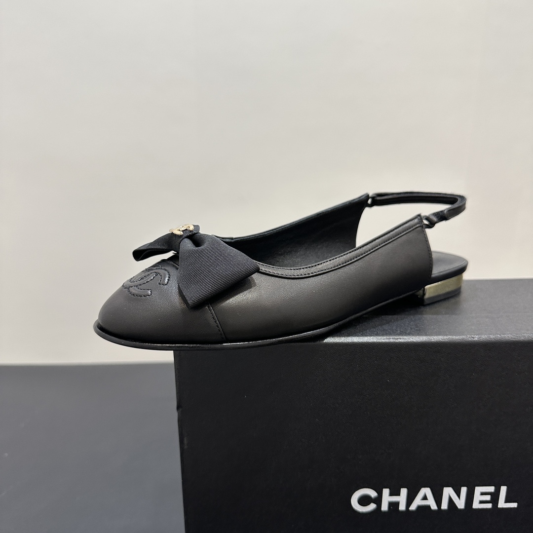 NO:226627,Leather CHANEL | Chanel Xiaoxiang 25s spring and summer new product Milan catwalk color-blocked bow sandals, electroplated heel metal heel The upper is imported sheepskin/special fabric, the inner foot pads are all silk sheepskin imported Italian cowhide sole Size35-39 (customized by 40/41), sandals, chanel, chanel, sandals, cowhide, sheepskin19860909皮面 CHANEL ｜香奈儿小香25s春夏新品 米兰走秀款拼色蝴蝶结凉鞋 ,电镀跟金属跟 鞋面采用进口羊皮/特殊布料 内里垫脚均为丝绸羊皮 意大利进口牛皮大底 Size35-39（40/41定制）,凉鞋,chanel,chanel,sandals,cowhide,sheepskin,Women's Shoes