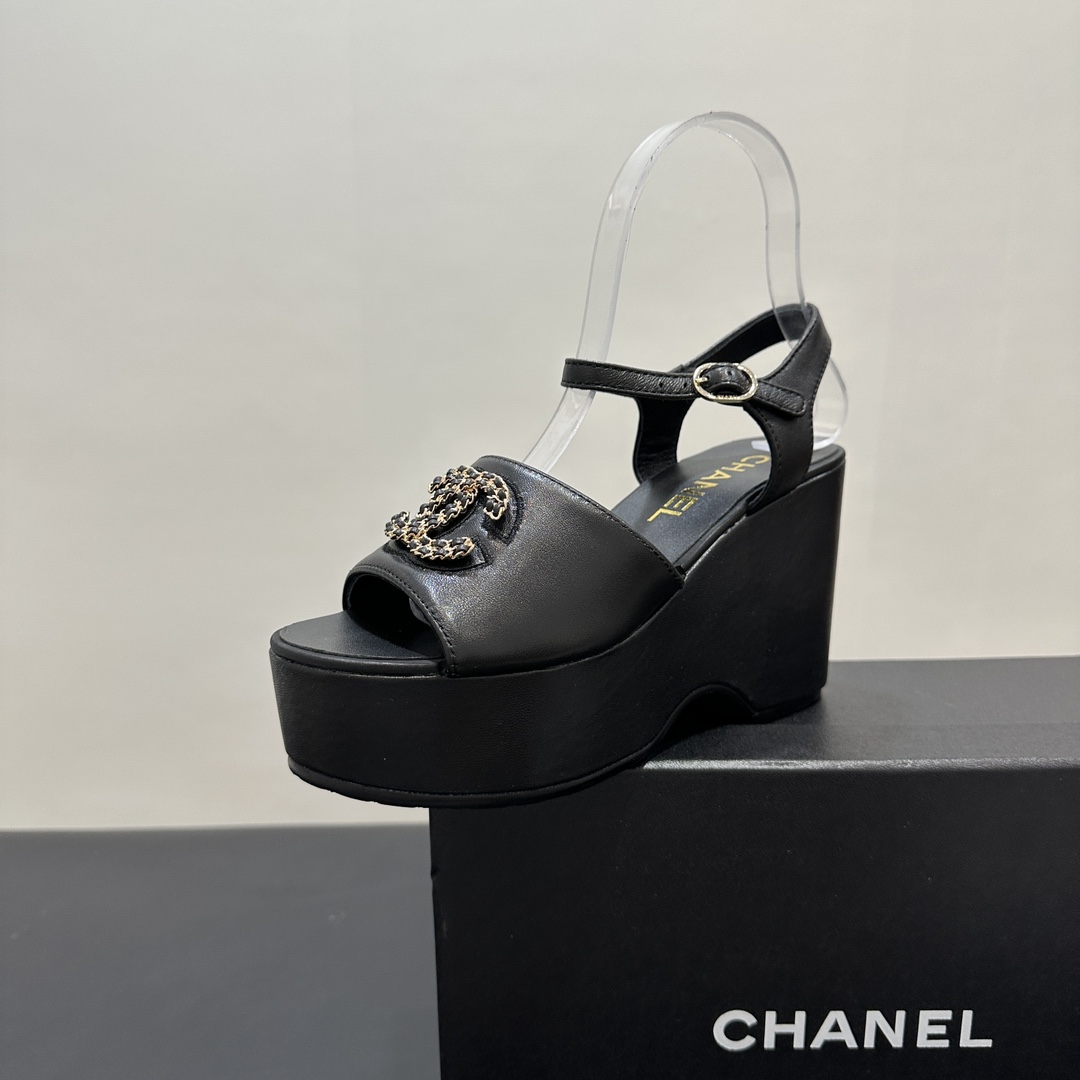NO:226622,CHANEL｜Chanel Xiaoxiang classic spring and summer new product, double C thick water platform thick sole sponge cake bottom sandals. I really love this season's spring style!  The mesh is looming, sexy and sweet~ You can easily control shopping, dates, and commuting! Paired with skirts or jeans, it is full of fashion sense! The fabric is made of original custom material, the inner foot pads are all sheepskin imported from Italy original sole size35-39 (customized by 40/41), sandals, chanel, chanel, sandals, skirts, jeans, sheepskin19860909CHANEL｜香奈儿小香经典春夏新品 双C厚水台厚底松糕底凉鞋 这一季的春款真的太爱了！ 网纱若隐若现 性感又不失甜美~ 逛街、约会、通勤都都能轻松驾驭!搭配裙子或牛仔裤,时尚感爆棚! 面料采用原版定制材质 内里垫脚均为羊皮 意大利进口原版大底 size35-39（40/41定制）,凉鞋,chanel,chanel,sandals,skirts,jeans,sheepskin,Women's Shoes