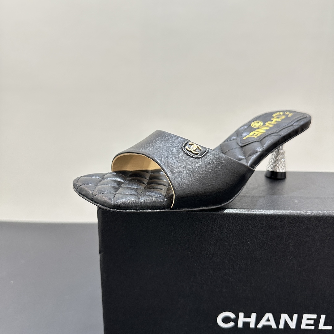 NO:243219,CHANEL Chanel small-flavored diamond plaid high-heeled sandals, a fusion of classic and fashion. The iconic diamond plaid insole has a high texture and exudes a luxurious atmosphere. Simple one-strip design, elegant and neat. Exquisite metal logo embellishments, and the details show the style. The diamond-set high-heeled shape can lengthen the leg lines, which can easily enhance the aura, and is a must-have item for fashion experts. The upper and inner part are made of sheepskin, 35-39 (40.41), high-heeled slippers, chanel, chanel, high heels, slippers, skirts, sheepskin19860909CHANEL香奈儿小香风菱格纹高跟凉拖鞋,经典与时尚的融合.标志性菱格纹鞋垫,质感上乘,散发奢华气息.简约一字带设计,大方利落.精致金属标识点缀,细节之处尽显格调.镶钻高跟造型拉长腿部线条,无论是搭配裙装还是裤装,都能轻松提升气场,是时尚达人的必备单品.鞋面和内里都采用羊皮,35-39（40.41定）,高跟鞋拖鞋,chanel,chanel,high heels,slippers,skirts,sheepskin,Women's Shoes