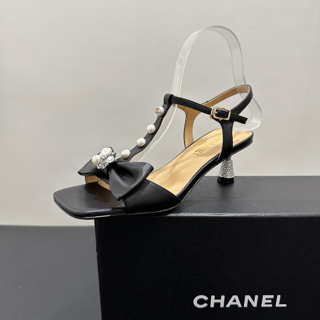 NO:243228,CHANEL Chanel small fragrance mid-heel pearl bow sandals show elegance. Exquisite pearls are strung into a strap, paired with soft bows, embellished with sparkling rhinestones, full of gorgeousness. The square head design is fashionable and elegant, and paired with diamond-clad thin heels to add femininity. Whether it is commuting, dating or partying, it can add charm to you and easily create an eye-catching look. Fabric sheepskin inner sheepskin size 35-39 (40.41 fixed), high heels sandals, chanel, chanel, sandals, high heels, sheepskin19860909CHANEL香奈儿小香风中跟珍珠蝴蝶结凉鞋,尽显优雅风情.精致珍珠串成饰带,搭配柔美蝴蝶结,缀以闪耀水钻,华丽感拉满.方头设计时尚大气,搭配镶钻电镀细跟增添女人味.无论是通勤、约会还是参加派对,它都能为你增添魅力,轻松打造吸睛造型. 面料羊皮 内里羊皮 码数35-39（40.41定）,高跟鞋凉鞋,chanel,chanel,sandals,high heels,sheepskin,Women's Shoes