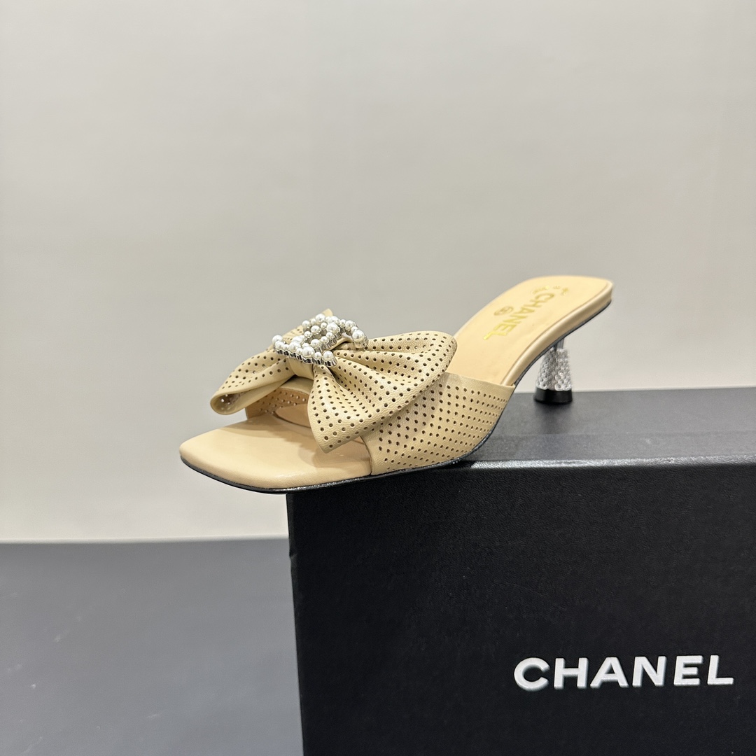 NO:243223,CHANEL Chanel high-heeled sandals, interpret elegance and exquisiteness to the fullest. The punched and perforated sheepskin upper has a unique texture. The iconic double C logo and pearls form a bow, gorgeous and eye-catching. The stiletto heels are inlaid with rhinestones, shining and dazzling. Whether it is to attend a dinner with a skirt or trousers walking on the street, it can instantly enhance the temperament and show luxury taste. The upper and inner sides are made of sheepskin, genuine leather soles, 35-39. (40.41), high heels sandals, chanel, chanel, sandals, high heels, slippers, skirts, sheepskin19860909CHANEL香奈儿小香风高跟凉拖鞋,将优雅与精致诠释得淋漓尽致.冲孔打孔羊皮鞋面,质感独特.标志性双C Logo 与珍珠组成蝴蝶结,华丽吸睛.细高跟镶嵌水钻,闪耀夺目.无论是搭配裙装出席晚宴,还是搭配裤装漫步街头,都能瞬间提升气质,彰显奢华品味.鞋面和内里都采用羊皮,真皮鞋底,35-39.（40.41定）,高跟鞋凉鞋,chanel,chanel,sandals,high heels,slippers,skirts,sheepskin,Women's Shoes