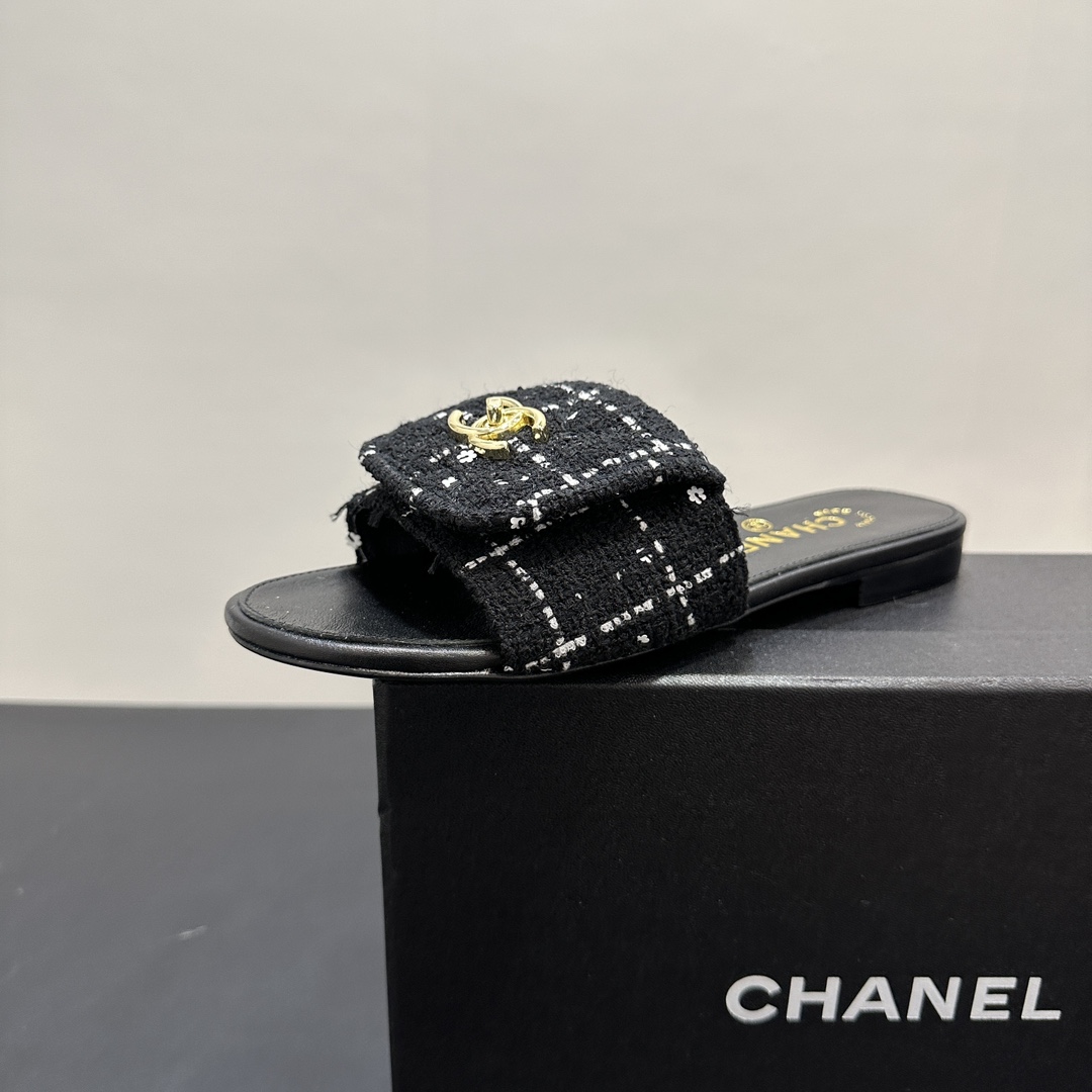 NO:243243,Chanel Xiaoxiang C Home 2025 S New Chanel Flip Flat Slippers in Early Spring, a perfect fusion of fashion and comfort!  The classic double C logo shines brightly and shows the luxury identity. The upper is unique in material and exquisite in texture. A variety of colors are suitable for different styles of dressing. Whether it is casual outing or vacation walking, you can easily become the focus and show confidence and elegance. Customized denim upper, inner footbed sheepskin sole genuine leather sole Size: 35-39 (40 41 custom made without return and exchange!), slippers, chanel, chanel, chanel, slippers, sheepskin19860909chanel小香C家2025 S 早春新款香奈儿翻盖平底拖鞋,时尚与舒适的完美融合！经典双C标志闪耀夺目,彰显奢华身份.鞋面材质独特,纹理精致.多种配色适配不同穿搭风格,无论是休闲出街还是度假漫步,都能让你轻松成为焦点,踏出自信与优雅. 鞋面定制牛仔布 内里垫脚羊皮 鞋底真皮底 Size:35-39(40 41定做不退换！）,拖鞋,chanel,chanel,chanel,slippers,sheepskin,Women's Shoes