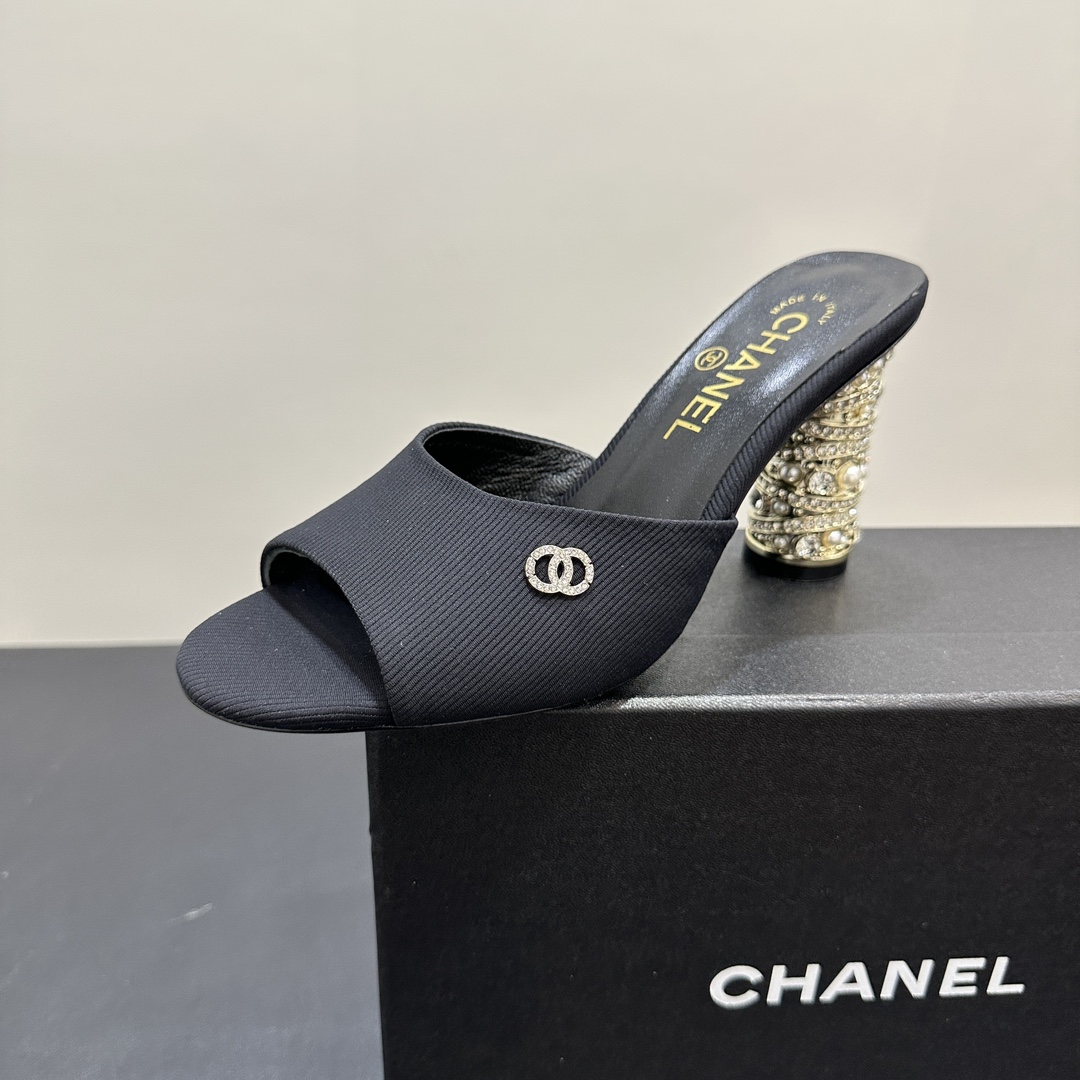 NO:243225,CHANEL｜Chanel Xiaoxiang 25P Spring and Summer New Product Series Double C High Heel Slippers This pair of Chanel Mules is a masterpiece of luxury and fashion. The upper is simple and elegant, with low-key embellishment of iconic elements. The most eye-catching thing is the high heels stacked with brilliant rhinestone pearls, which are gorgeous and shining, instantly enhancing the aura. Whether it is matched with a skirt to show softness or a trouser, it can help you easily control various occasions and become the focus of fashion. The upper is made of custom fabric, and the tiptoe inside is lambskin. Italian imported leather outsole. Heel height 8cm zesi35-39 (customized on 40/41), high heel slippers, chanel, chanel, high heels, slippers, skirts, sheepskin, Leather soles19860909CHANEL｜香奈儿小香25P春夏新品 系列双C高跟拖鞋这双香奈儿穆勒鞋,是奢华与时尚的杰作.鞋面简约优雅,标志性元素低调点缀.最吸睛的是璀璨水钻珍珠堆叠的高跟,华丽闪耀,瞬间提升气场.无论是搭配裙装展现柔美,还是配裤装彰显干练,都能助你轻松驾驭各种场合,成为时尚焦点. 鞋面采用定制布面 内里踮脚均为小羊皮 意大利进口真皮大底 跟高8cm zesi35-39（40/41定制）,高跟鞋拖鞋,chanel,chanel,high heels,slippers,skirts,sheepskin,Leather soles,Women's Shoes