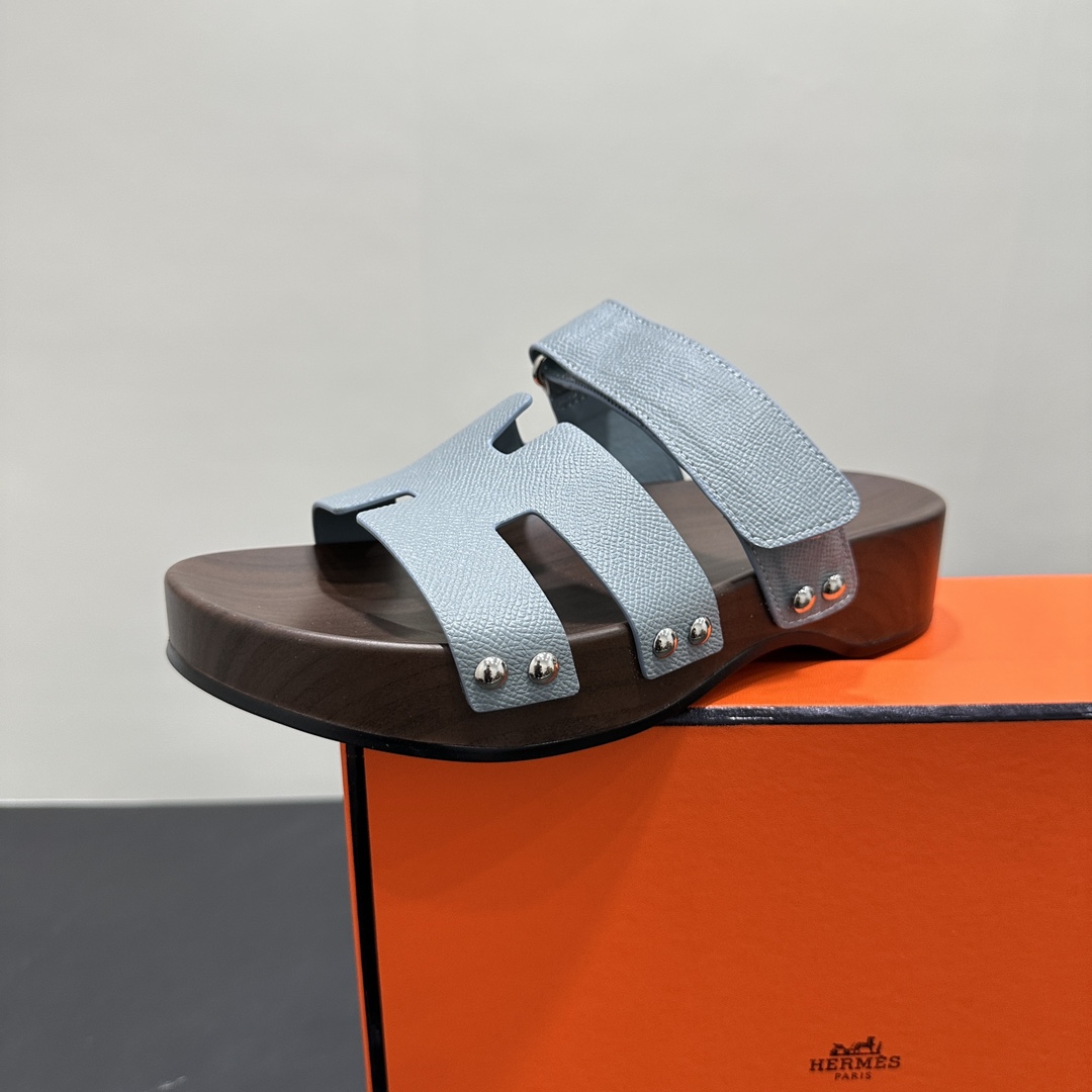 NO:243248,HERMES | 2025 latest Erjiu Magic Imitation Solid Wood Sole Slippers Series Classic style with cloud-like feel, barefoot or paired with socks, they are all fashionable and not as fashionable as they are super cute. In summer, you really need versatile slippers. They look good no matter how you match them, and the casual and advanced feel is also great. They are matched with various colored socks, which is very fashionable. Super beautiful and versatile. Cowhide upper cowhide inner cowhide. Original open mold combination of non-slip wear-resistant soles. Size 35-41 for women (40.41 no return or exchange), slippers, hermes, hermes, slippers, cowhide, socks19860909HERMES爱马仕| 2025 最新款二舅魔术仿实木底拖鞋系列 经典款踩云脚感,光脚或者搭配个袜子穿,都时髦的不行哦超可爱 夏天真的太需要百搭拖鞋了,怎么搭配都好看,随意且高级的感觉舒适度也很棒,搭配各种彩色袜子,潮爆了 超好看百搭 鞋面牛皮 内里牛皮 大底原版开模组合防滑耐磨大底 码数女35-41（40.41不退换）,拖鞋,hermes,hermes,slippers,cowhide,socks,Women's Shoes