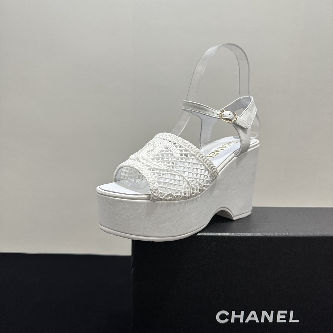 NO:243255,CHANEL｜Chanel Xiaoxiang classic spring and summer new product, double C thick water table thick sole sponge cake bottom wool mesh sandals. I really love this season's spring style!  The mesh is looming, sexy and sweet~ You can easily control shopping, dates, and commuting! Paired with skirts or jeans, it feels very fashionable! The fabric is made of original custom material, the inner foot pads are all sheepskin imported from Italy original outsole size35-39 (customized by 40/41), high heels, chanel, chanel, sandals, high heels, skirts, jeans, sheepskin19860909CHANEL｜香奈儿小香经典春夏新品 双C厚水台厚底松糕底毛线网面凉鞋 这一季的春款真的太爱了！ 网纱若隐若现 性感又不失甜美~ 逛街、约会、通勤都都能轻松驾驭!搭配裙子或牛仔裤,时尚感爆棚! 面料采用原版定制材质 内里垫脚均为羊皮 意大利进口原版大底 size35-39（40/41定制）,高跟鞋凉鞋,chanel,chanel,sandals,high heels,skirts,jeans,sheepskin,Women's Shoes