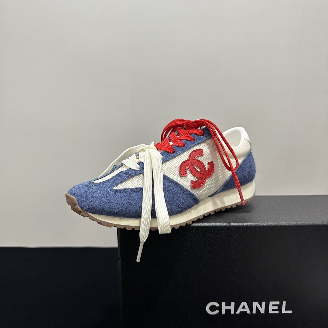 NO:243379,2025 CHANEL Chanel small-flavor casual sneakers perfectly combine classic elegance and sports vitality. The iconic double C logo highlights the luxury identity, and the diverse colors match to meet different outfit needs. Selected materials, taking into account comfort and texture. Whether you are walking on the street or attending casual occasions, you can step into a unique style and instantly enhance the fashion style. Go material The upper is made of matte cowhide   mesh, the inner lining is made of original breathable mesh, outsole based on the original TPU combination sole, the counter is boutique packaged for women 35–41 40 41 customized, casual shoes/sports shoes, chanel, chanel, sneakers, cowhide198609092025 CHANEL香奈儿小香风休闲运动鞋,将经典优雅与运动活力完美融合.标志性双C logo彰显奢华身份,多样色彩搭配满足不同穿搭需求.精选材质,兼顾舒适与质感,无论是漫步街头还是出席休闲场合,都能踏出独特风格,瞬间提升时尚格调. Go 材料 鞋面采用 磨砂牛皮 网布 内里采用 原版透气网 大底根据 原版TPU组合大底 专柜精品包装全套女35–41 40 41定做,休闲鞋/运动鞋,chanel,chanel,sneakers,cowhide,Women's Shoes