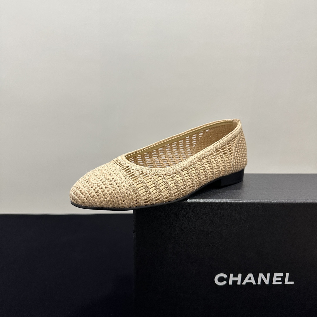 NO:243369,Chanel Chanel Xiaoxiangfeng 25SS has finally released woven ballet shoes and flat shoes. Shoes worth posting alone. I want to say something that finally waits for you!  Too elegant and chilling. Wearing in summer, blowing on the wind, smooth road, round square head design, cute and cute~ super online, it looks like a rich girl, I thought it looks good, I knew how easy it is to wear it~ The upper is exclusively customized mesh woven (comfortable and breathable) footbed sheepskin, imported leather sole from Italy. Size: 35-39 (customized for 40.41), ballet shoes, chanel, chanel, sheepskin19860909Chanel 香奈儿小香风25SS终于出编织芭蕾鞋了平底单鞋 值得单独发一篇的鞋子 要说一句终于等到你！ 太优雅太chill了 夏天穿着吹吹小风 溜溜马路 圆方头设计 呆萌可爱～颜值超级在线 穿起来就是富家千金的即视感 本以为就是好看 上脚才更知道它有多好穿～ 鞋面独家定做网布编织（舒适透气） 垫脚羊皮 大底意大利进口真皮底 码数:35-39（40.41定制）,芭蕾舞鞋,chanel,chanel,sheepskin,Women's Shoes