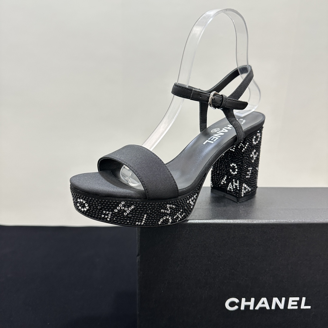 NO:243214,CHANEL 2025/ Early Spring Classic Hot Diamond Waterproof Platform Sandal Slippers Top Version, Simple yet elegant design!  It is easy to wear and dress with freshness and elegance, vivid, intellectual and elegant, and contains an unrestrained and fashionable attitude. This attitude is released from the bottom of your heart and is only your beauty sustenance!  Upper cloth with iron diamond heel, imported mixed-bred sheepskin, footbed, outsole, imported Italian leather outsole, heel height 9cm, waterproof platform 3cm, size 35-40 (40/41 custom-made, non-return and exchange), high heels, chanel, chanel, sandals, high heels, slippers, sheepskin, Leather soles19860909CHANEL香奈儿 2025/ 早春经典烫钻防水台凉鞋拖鞋 顶级版本,简约而不失优雅的设计！好穿好搭清新脱俗,生动知性优雅～更蕴含着不羁的时尚态度,这种态度是从心底里释放出来的,只属于你的美的寄托！ 鞋面布面加烫钻跟 内里进口混种羊皮、垫脚 大底意大利进口真皮大底 跟高9cm 防水台3cm 码数35-40（40/41定制不退换）,高跟鞋拖鞋,chanel,chanel,sandals,high heels,slippers,sheepskin,Leather soles,Women's Shoes