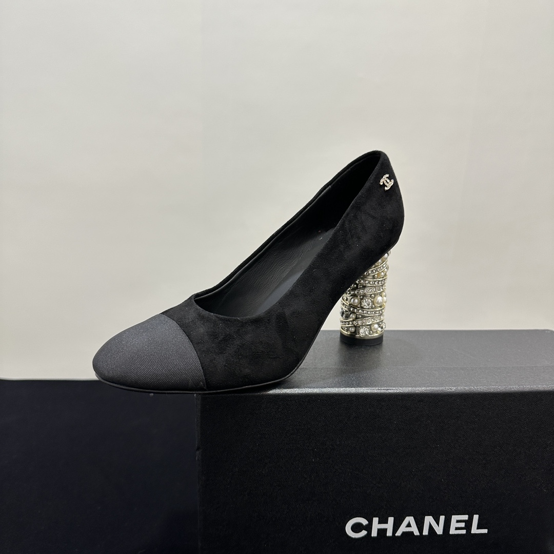 NO:243364,CHANEL｜Chanel Xiaoxiangfeng 25P Spring and Summer New Product Series Double C Diamond Heels with Pearl High Heels Shoes This season is breathtakingly beautiful!  It is hazy and can't see clearly. Whether it is a clothes or a skirt, it is faintly sexy when worn on a woman. It is very dreamy and romantic, playful and cute, full of temperament, and it is fashionable and modern, revealing a hint of elegant charm!  This shoe satisfies all girls' fantasies about high heels. It has a girlish feel and can also be worn to look like a goddess!  The upper is made of custom imported Yangjing, the inner tiptoe is all lambskin, Italian imported cowhide outsole, heel height 8.5cm size35-39 (customized by 40/41), high heels, chanel, chanel, high heels, skirts, cowhide, sheepskin, sheep19860909CHANEL｜香奈儿小香风25P春夏新品 系列双C镶钻跟搭配珍珠高跟单鞋 这一季美得让人窒息！ 朦胧看不清,不管是衣服还是裙子 穿在女人身上,若隐若现的小性感 很梦幻很浪漫,俏皮可爱,气质十足 又不失时尚现代感,透出丝丝优雅魅力！ 这款鞋满足了女生对高跟鞋的所有幻想 既有少女感,也可以穿出女神范！ 鞋面采用定制进口羊京 内里踮脚均为小羊皮 意大利进口牛皮大底 跟高8.5cm size35-39（40/41定制）,高跟鞋单鞋,chanel,chanel,high heels,skirts,cowhide,sheepskin,sheep,Women's Shoes