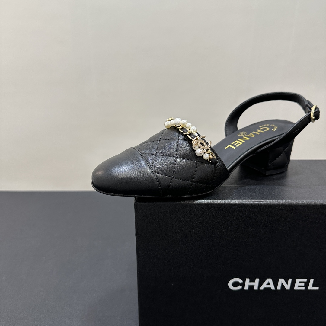 NO:247375,Chanel Chanel's new style high heel mid-heel rear hollow sandals. Color-blocked sandals, classic diamond matte paired with pearl chains, elegant and retro. Small fragrance style design, suitable for a variety of styles, is a refined choice to enhance the texture of the outfit. It looks very fashionable on the feet. Imported sheepskin upper, sheepskin inner footbed, genuine leather soles. Size: 35-39 (40 41 customized), sandals, chanel, chanel, sandals, sheepskin, Leather soles19860909Chanel香奈儿小香风新款高跟中跟后空中空凉鞋 拼色凉鞋,经典菱格搭配珍珠链条,优雅复古.小香风设计,适配多种风格,是提升穿搭质感的精致之选.上脚显得很时髦 进口羊皮鞋面 羊皮内里垫脚 真皮大底 Size: 35-39 (40 41订做),凉鞋,chanel,chanel,sandals,sheepskin,Leather soles,Women's Shoes