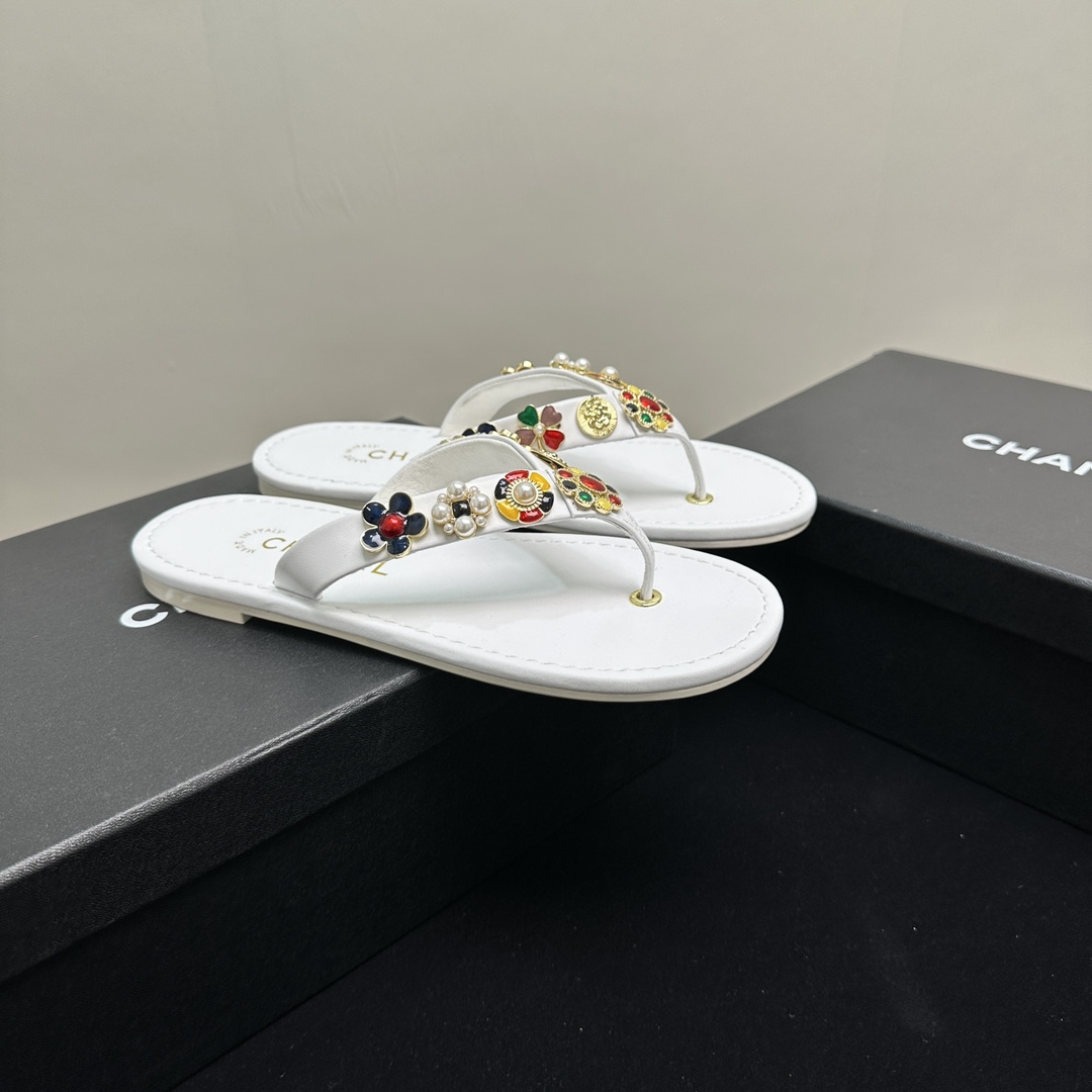 NO:247343,2025ss new CHANEL small-flavor Chanel clip-toe slippers, flip-flops, a perfect fusion of fashion and comfort. The classic double C logo is paired with bright rhinestones and exquisite metal decoration, which is gorgeous and eye-catching. The simple toe clip design fits the lines of the feet, showing elegance and casualness during walking. Whether it is walking on vacation or going out on the street every day, it can add unique charm to you and is a must-have item for fashion masters' shoe cabinets. The upper is original fabric. Inner: crystal sheepskin inner lining. Original mold-open custom leather sole. Shoe size: 35-39 (40 custom made without return and exchange), split-toe shoes, chanel, chanel, slippers, sheepskin198609092025ss新款CHANEL小香风香奈儿夹趾拖鞋,人字拖,时尚与舒适的完美融合.经典双C标志搭配璀璨水钻、精致金属装饰,华丽吸睛.简约夹趾设计,贴合脚部线条,行走间尽显优雅随性.无论是漫步度假还是日常出街,它都能为你增添独特魅力,是时尚达人鞋柜必备单品 鞋面原版布面 内里: 水晶羊皮内里 原版开模定制真皮底 鞋码: 35-39（40定做不退换）,分趾鞋,chanel,chanel,slippers,sheepskin,Women's Shoes