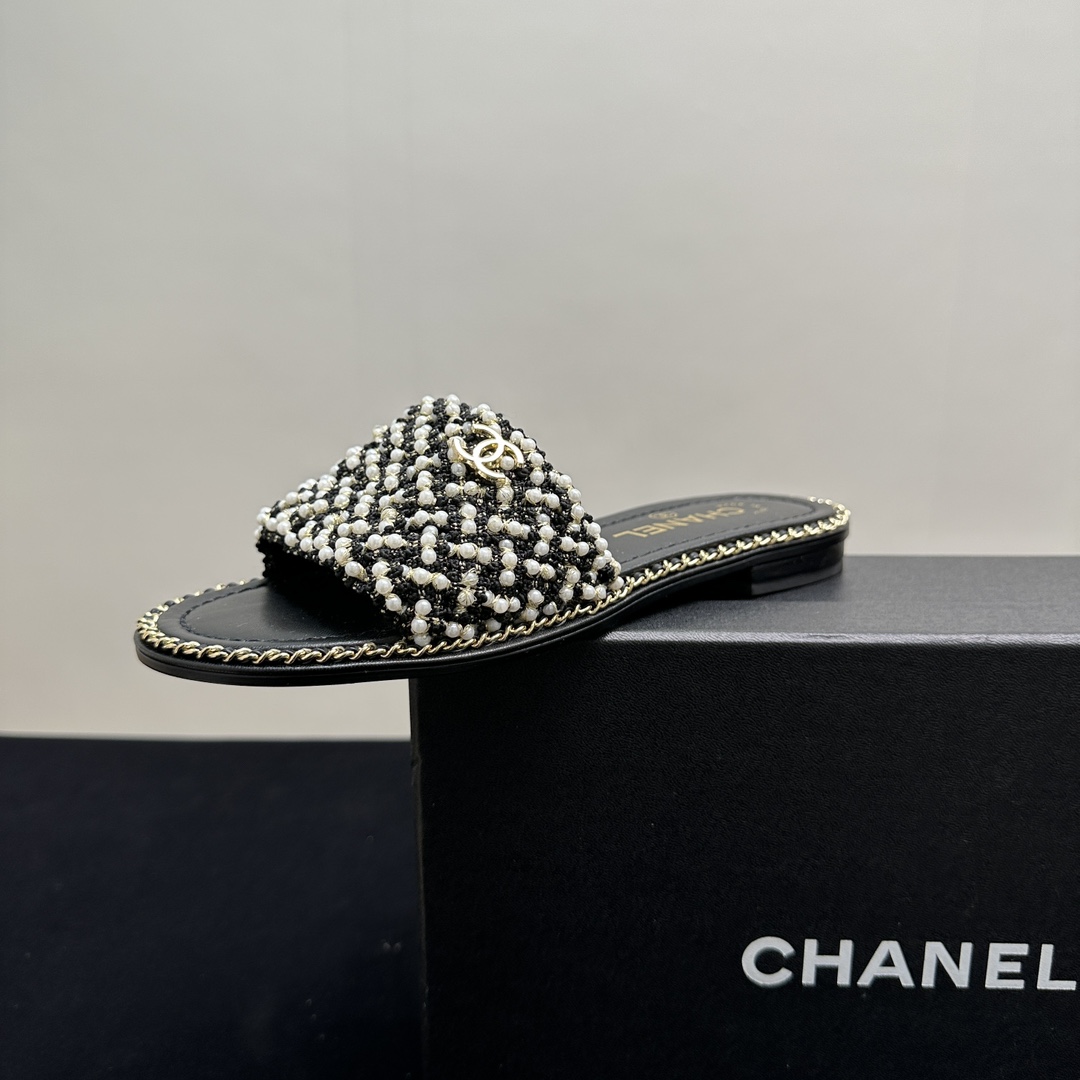 NO:247337,2025ss CHANEL Chanel small fragrance pearl mid-heel thick-heel flat slippers, a classic work in the fashion industry. The upper pearl and diamond mat are cleverly matched, showing luxury in the shining. The iconic double C logo is exquisite and eye-catching, highlighting the brand style. Whether it is matched with skirts to show elegance or pants to highlight casualness, it can easily enhance the texture of the shape and is a piece that fashion experts cannot miss. The upper is hand-woven. Inner: imported crystal sheepskin inner lining, outsole genuine leather sole. Shoe size: 35-39 (customized for 40 and 41, no return or exchange), slippers, chanel, chanel, slippers, skirts, sheepskin198609092025ss CHANEL香奈儿小香风珍珠中跟粗跟平底拖鞋,时尚界的经典之作.鞋面珍珠与菱格巧妙搭配,闪耀间尽显奢华.标志性双C logo 精致吸睛,彰显品牌格调.无论是搭配裙装展现优雅,还是配裤装凸显随性,都能轻松提升造型质感,是时尚达人不容错过的单品. 鞋面手工编织 内里: 进口水晶羊皮内里 大底真皮底 鞋码: 35-39（40、41定做不退换）,拖鞋,chanel,chanel,slippers,skirts,sheepskin,Women's Shoes