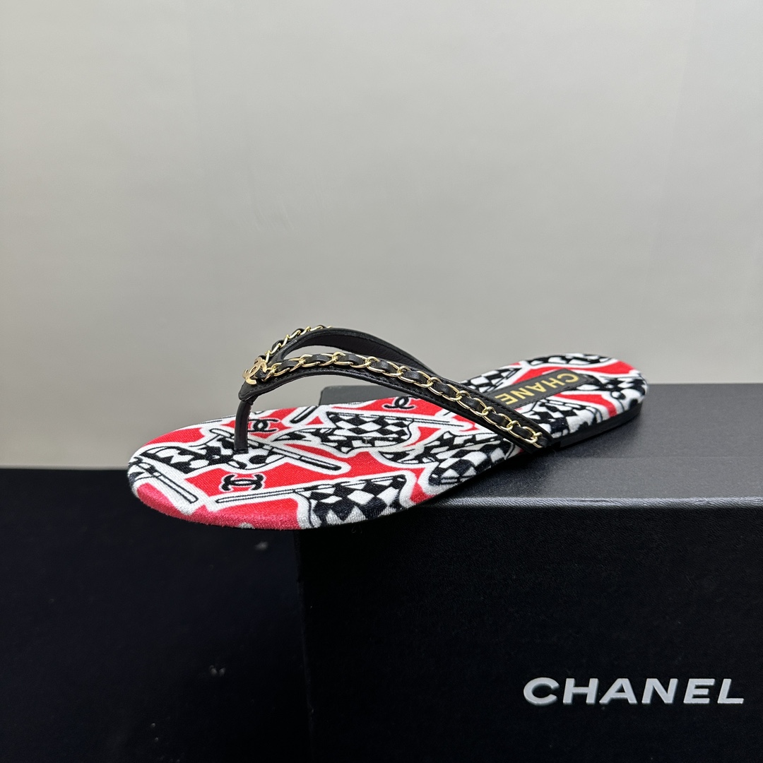 NO:243366,2025ss new CHANEL small-flavor Chanel clip-toe slippers, Chanel flip-flops, a perfect fusion of fashion and comfort. The classic double C logo is paired with a trendy pattern, and the three colors of red, blue and gray are each charming, demonstrating a unique taste. The chain decoration adds a sense of exquisiteness. Whether it is walking on the street or vacation and leisure, it can easily enhance the style and is a versatile item that fashion experts cannot miss. Upper sheepskin sewing chain inner lining: crystal sheepskin inner lining original mold custom leather sole Shoe size: 35-39 (40 custom made without return and exchange), split-toe shoes, chanel, chanel, slippers, sheepskin198609092025ss新款CHANEL小香风香奈儿夹趾拖鞋,香奈儿人字拖,时尚与舒适的完美融合.经典双C标志搭配潮流图案,红、蓝、灰三色各具魅力,彰显独特品味.链条装饰增添精致感,无论是漫步街头还是度假休闲,它都能轻松提升造型格调,是时尚达人不容错过的百搭单品. 鞋面羊皮缝链条 内里: 水晶羊皮内里 原版开模定制真皮底 鞋码: 35-39（40定做不退换）,分趾鞋,chanel,chanel,slippers,sheepskin,Women's Shoes
