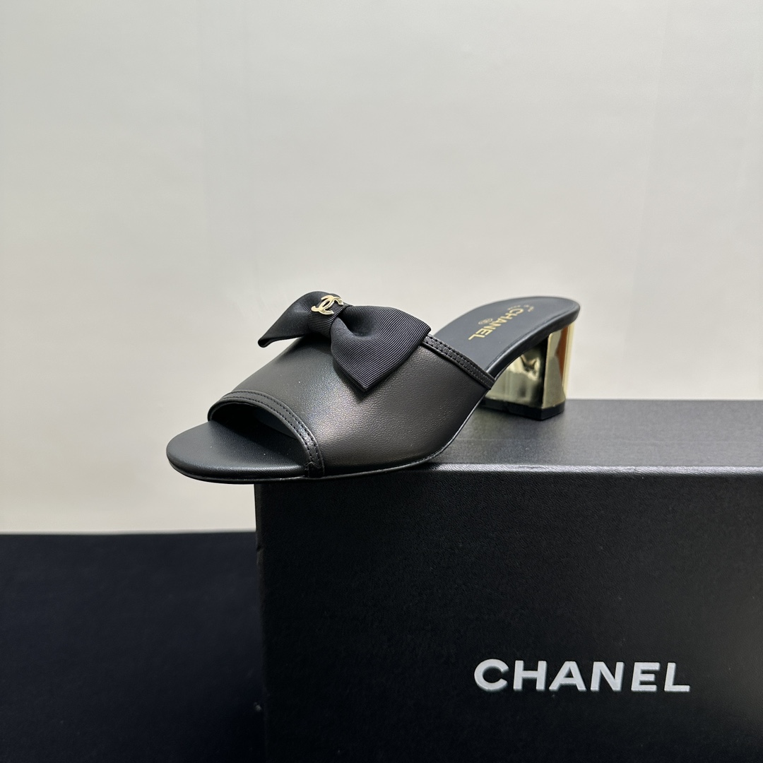 NO:243357,CHANEL Chanel small-flavored bow mules mid-heel slippers, a perfect fusion of fashion and elegance. The iconic double C is paired with exquisite bows, showing a luxurious style in simplicity. A variety of classic colors are suitable for different styles of wear. Whether you are walking on the street or attending occasions, you can add charm to you with your unique design and comfortable foot feeling. It is a must-have item to enhance your fashion taste. Sheepskin noodles, sheepskin inner lining, plated heels, 35-39 (40.41 set), high heel slippers, chanel, chanel, high heels, slippers, sheepskin19860909CHANEL香奈儿小香风蝴蝶结穆勒鞋中跟拖鞋,时尚与优雅的完美融合.标志性双C 搭配精致蝴蝶结,简约中尽显奢华格调.多种经典配色,适配不同风格穿搭.无论是漫步街头还是出席场合,都能凭借独特设计与舒适脚感,为你增添魅力,是提升时尚品味的必备单品.羊皮面,羊皮内里,电镀跟,35-39（40.41定）,高跟鞋拖鞋,chanel,chanel,high heels,slippers,sheepskin,Women's Shoes