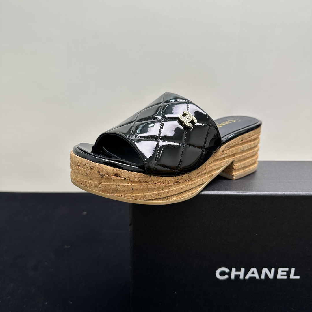 NO:243360,CHANEL Chanel small-flavored diamond plaid thick-soled mules lazy slippers, a classic work in the fashion industry. The iconic diamond plaid is matched with textured patent leather to highlight the brand style. The thick-soled design adds aura and is comfortable. Whether it is elegant when paired with skirts or highlights casually with pants, it can be easily controlled. It is an excellent item for creating fashionable styles. Patent leather surface's inner lining, rubber sole, 35-39 (40.41 set), high heel slippers, chanel, chanel, high heels, slippers, skirts, sheepskin19860909CHANEL 香奈儿小香风菱格纹厚底穆勒鞋懒人拖鞋,时尚界的经典之作.标志性菱格纹搭配质感漆皮,彰显品牌格调.厚底设计增添气场,又不失舒适.无论是搭配裙装展现优雅,还是搭配裤装凸显随性,都能轻松驾驭,是打造时尚造型的绝佳单品.漆皮面'羊皮内里,橡胶底,35-39（40.41定）,高跟鞋拖鞋,chanel,chanel,high heels,slippers,skirts,sheepskin,Women's Shoes
