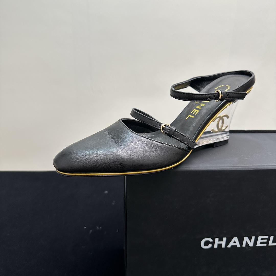 NO:243239,Fw's new Chanel Chanel's small-scented high heels crystal heel transparent heel sandals, the small square toe shape is simple and atmospheric, the double-strip design is exquisite and eye-catching. The bright metal color scheme, from shining gold to cool black, adapts to a variety of styles. Especially the transparent heel design is unique and avant-garde, breaking the convention, adding fashionable ideas to the overall shape, helping you to become the focus easily. Imported upper original beef patent leather/skin inner sheepskin inner sole Italian genuine leather sole size 35-39 (40, 41 42 custom-made non-return and exchange), high heels sandals, chanel, chanel, sandals, high heels, sheepskin19860909Fw新款Chanel香奈儿小香走秀款高跟鞋水晶跟透明跟凉鞋,小方头造型简约大气,双带设计搭配品牌标识,精致又吸睛.亮眼的金属配色,从闪耀金到酷感黑,适配多样风格.尤其透明鞋跟设计,独特前卫,打破常规,为整体造型增添时尚巧思,助你轻松成为焦点. 鞋面进口原版牛漆皮/羊皮 内里羊皮内里 鞋底意大利真皮鞋底 码数35-39（40,41 42定制不退换）,高跟鞋凉鞋,chanel,chanel,sandals,high heels,sheepskin,Women's Shoes