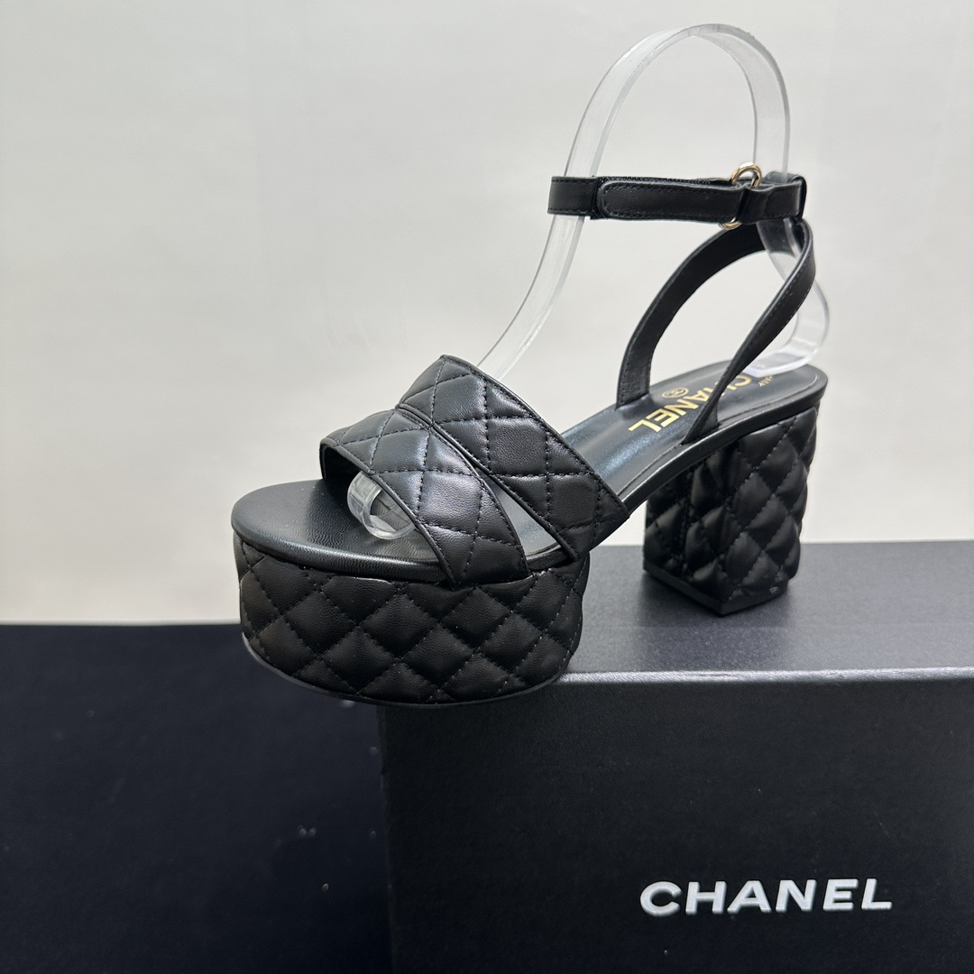NO:243249,CHANEL Chanel thick-soled high-heeled waterproof platform sandals, fashion tips for making appearances. For those of you, Chanel thick-soled high-heeled sandals are coming in amazement!  The diamond-shaped sheepskin upper has a fashionable and stylish element. The thick-soled design makes you look taller and walk steadily. You can choose from a variety of colors to suit different outfits. The double C logo finishes off your luxury. Wear it, and you will be the most beautiful baby on the street!  Sheepskin, genuine leather sole, 35-39 (40.41) high heels sandals, chanel, chanel, sandals, high heels, sheepskin19860909CHANEL香奈儿厚底高跟粗跟防水台凉鞋,时尚出圈秘籍 宝子们,香奈儿厚底高跟凉鞋惊艳来袭！菱格纹羊皮鞋面,经典元素时髦拉满.厚底设计,显高同时走路稳.多种配色任选,适配不同穿搭.双C标志点睛,奢华感爆棚.穿上它,你就是街头最靓的崽！面料和内里都采用羊皮,真皮鞋底,35-39（40.41定）,高跟鞋凉鞋,chanel,chanel,sandals,high heels,sheepskin,Women's Shoes