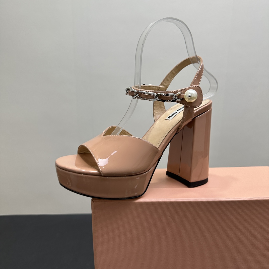 NO:243254,Miumiu 25s spring and summer waterproof platform thick heel sandals. The distinctive design style and unique beauty. The strong highlights the unrestrained modern attitude. The creation is beautiful and smooth appearance, and the foot is comfortable and fashionable. The upper is made of imported patent leather material/silk cloth/snake pattern sheepskin. The inside tiptoe is all sheepskin. Italian imported cowhide. The water platform is 3.5cm. Heel height is 11.5cm. Size35-39 (40/41/42), high heel sandals, miumiu, sandals, high heels, cowhide, sheepskin19860909miumiu 缪缪25s春夏新品防水台 粗跟凉鞋 鲜明的设计风格和独特的美感 极强的彰显着个性不羁的摩登态度 创作即外观线条优美流畅 又上脚舒适时髦精必入款. 鞋面采用进口漆皮材质/丝绸布/蛇纹羊皮 内里踮脚均为羊皮 意大利进口牛皮大底 水台3.5cm 跟高11.5cm size35-39（40/41/42）,高跟鞋凉鞋,miumiu,sandals,high heels,cowhide,sheepskin,Women's Shoes