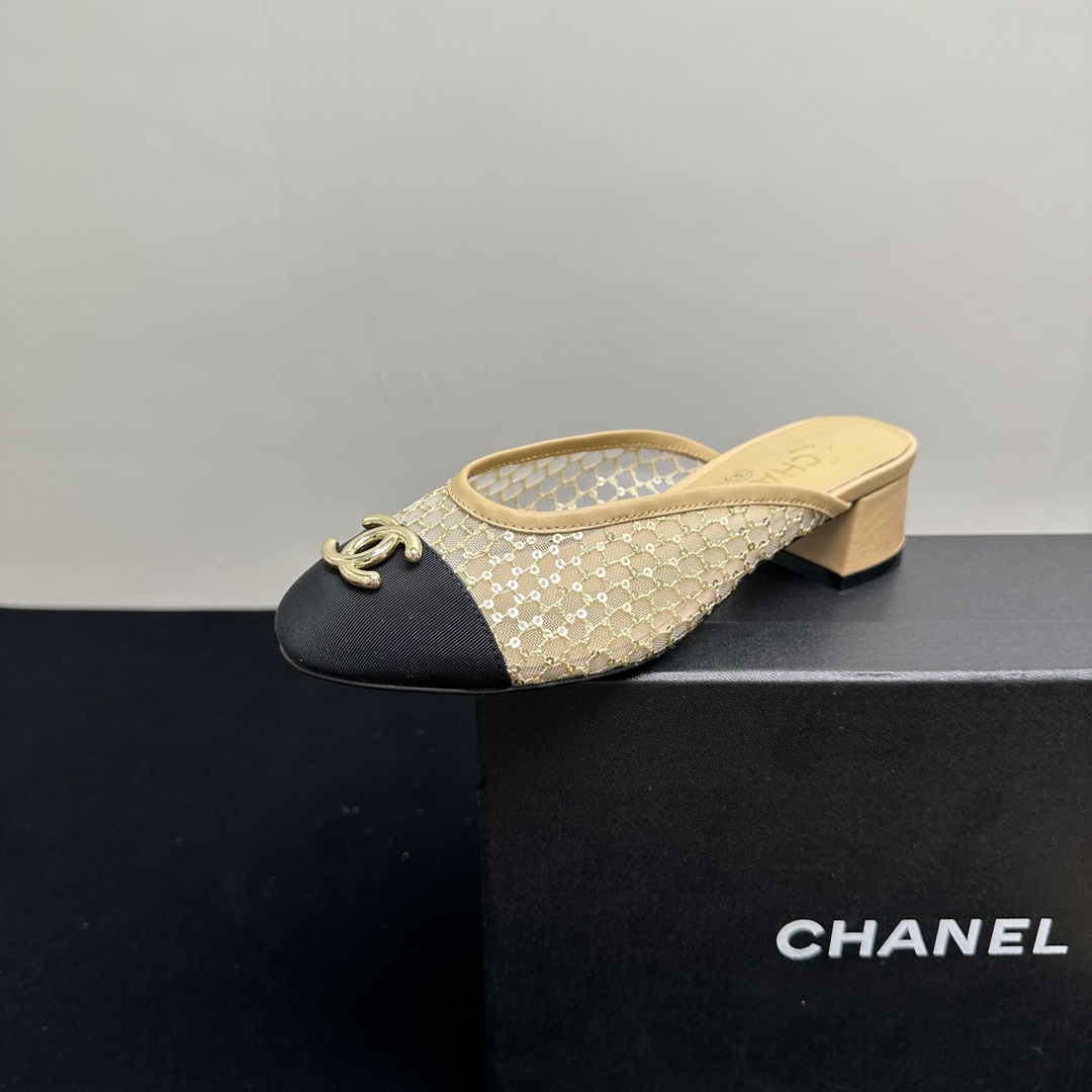 NO:243374,Classics will be passed down forever!  CHANEL Chanel's mules half slippers, the iconic double C logo is dazzling and full of recognition. The upper is unique, and the transparent mesh and tweed show the elegant texture. The simple square head is matched with a neat thick heel, comfortable and yet stylish. Whether it is matched with skirts or trousers, it can easily create a French romantic style and is a must-have item for fashion experts. Heel height is 4cm, genuine leather sole, 65-39 (40.41 fixed), semi-torque, chanel, chanel, slippers, skirts19860909经典永流传！CHANEL香奈儿这款穆勒鞋半拖鞋,标志性双C logo 闪耀夺目,辨识度拉满.鞋面材质独特,透明网纱与粗花呢尽显优雅质感.简约方头搭配利落粗跟,舒适又不失格调.无论是搭配裙装还是裤装,都能轻松营造法式浪漫风情,是时尚达人必备单品.跟高4cm,真皮底,65-39（40.41定）,半拖,chanel,chanel,slippers,skirts,Women's Shoes