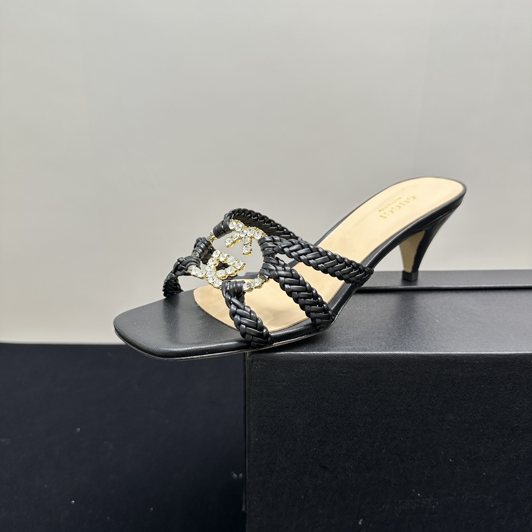 NO:243266,GUCCI high heel sandals, a classic item in the fashion circle. Unique braiding craftsmanship, paired with shining rhinestones and iconic elements, exquisite and luxurious. Multi-color selection, whether it is calm black, fresh green, bright blue and elegant silver, it can easily adapt to different styles of clothing. High-quality materials ensure a comfortable foot feeling. When wearing it, you can show your elegant temperament while walking. It is an excellent choice to enhance fashion taste and illuminate the shape. Heel height 6cm, size 35-39 (40.41 fixed), high heels sandals, gucci, sandals, high heels, slippers19860909GUCCI古奇高跟凉拖鞋,时尚圈的经典单品.独特编织带工艺,搭配闪耀水钻与标志性元素,精致奢华.多色可选,无论是沉稳黑、清新绿,还是亮眼蓝、高雅银 ,都能轻松适配不同风格服饰.优质材质确保舒适脚感,穿上它,行走间尽显优雅气质,是提升时尚品味、点亮造型的绝佳之选.跟高6cm,码数35-39（40.41定）,高跟鞋凉鞋,gucci,sandals,high heels,slippers,Women's Shoes
