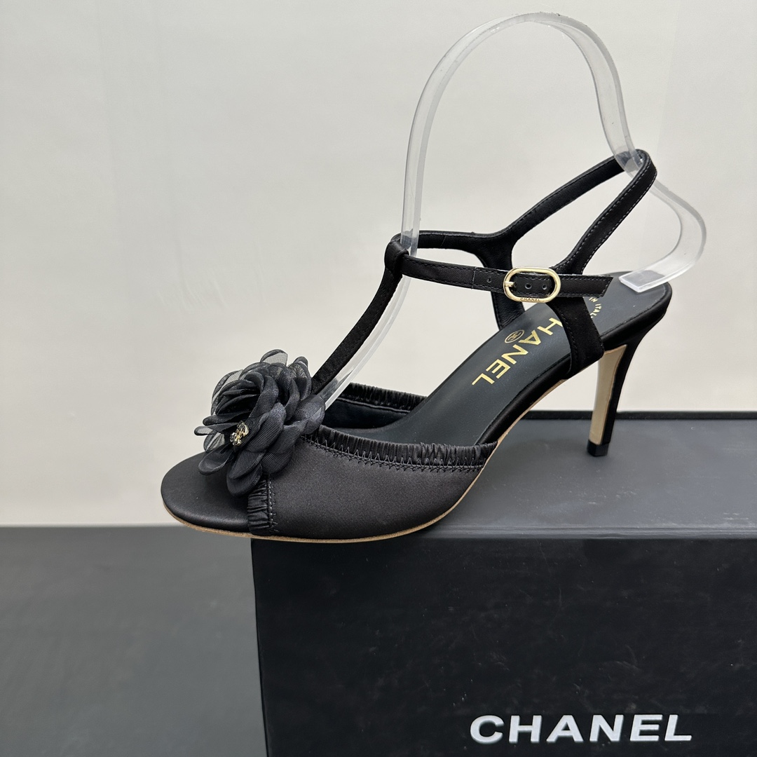 NO:243271,2025 summer new CHANEL C home Chanel lace flower camellia high heel sandals Chanel's high heel sandals perfectly combine luxury and elegance. The upper is made of high-quality silk and satin material, delicate and silky, and has a great touch. It wraps around like a gentle cloud, adding a dreamy atmosphere. The exquisite camellia blooms in three-dimensional shape, created with exquisite craftsmanship, lifelike. The stiletto design not only lengthens the lines of the legs, but also gives you a confident aura. The inner is made of sheepskin, genuine leather sole, heel height 7.5cm, size 35-39 (40.41 fixed), high heels sandals, chanel, chanel, chanel, sandals, high heels, sheepskin, silk fabric198609092025夏新款CHANEL c家香奈儿蕾丝花朵山茶花高跟凉鞋 香奈儿这款高跟凉鞋,将奢华与优雅完美融合.鞋面采用上乘丝绸绸缎材质,细腻丝滑,触感极佳.如轻柔云雾般缠绕,增添梦幻氛围.精致山茶花立体绽放,以精湛工艺打造,栩栩如生.细高跟设计,不仅拉长腿部线条,更赋予你自信气场.内里采用羊皮,真皮鞋底,跟高7.5cm, 码数35-39（40.41定）,高跟鞋凉鞋,chanel,chanel,chanel,sandals,high heels,sheepskin,silk fabric,Women's Shoes
