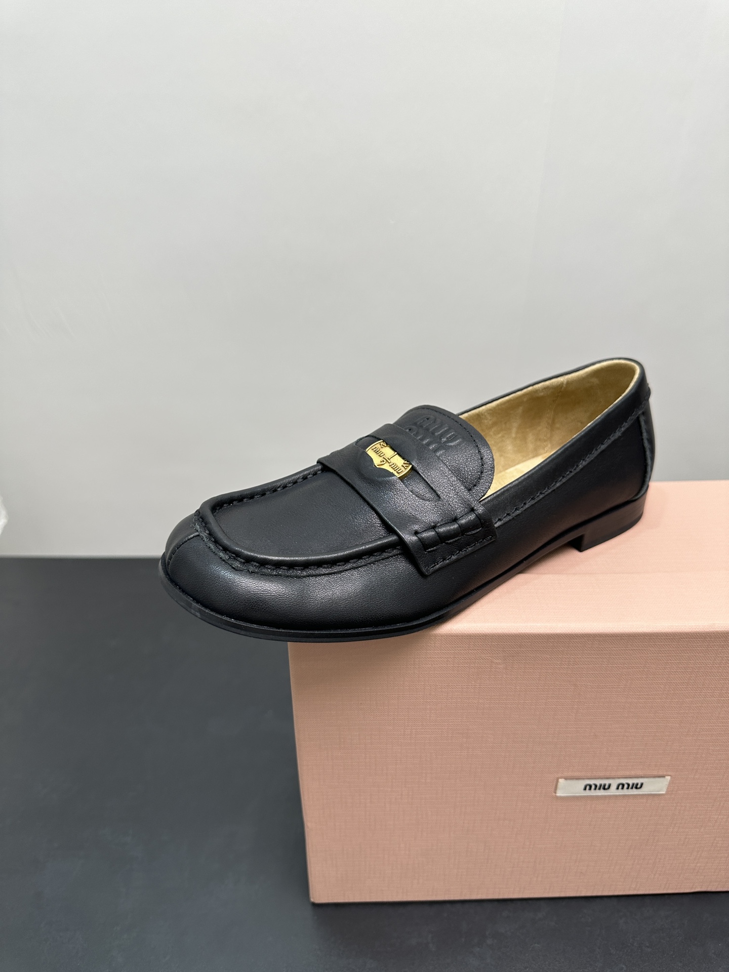 NO:243171,Miumiu 25th spring and summer show coin loafers. This model of Mumiu is so beautiful. It looks super good no matter how you wear it. The coin design is very retro and fashionable!  The upper is made of original imported cowhide and the inner footbed is silk sheepskin!  Outsole Original open mold rubber outsole!  Original mold opening coin hardware and copper buckle!  35-40 (40 customized), loafers, miumiu, loafers, cowhide, sheepskin19860909miumiu缪缪25年春夏走秀款钱币乐福鞋 缪缪这一款也太美了吧无敌搭配怎么穿都超级好看 钱币的设计很复古很时尚！ 鞋面采用原版进口牛皮 内里垫脚丝绸羊皮！ 大底 原版开模橡胶大底！原版开模币五金铜扣！ 码数35-40（40定做）,乐福鞋,miumiu,loafers,cowhide,sheepskin,Women's Shoes