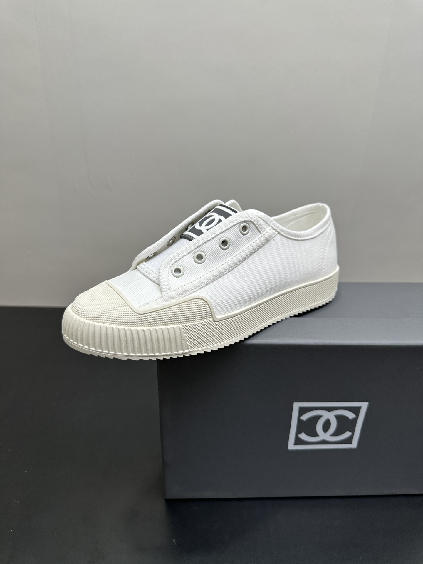 NO:243286,CHANEL/Chanel four-season shoes canvas shoes, in large quantities for sale!  Pure version, casual series!  Super comfortable and versatile to wear, you can match any clothes at will, no matter whether you are a student, hot mom, or internet celebrity, you are all beautiful. ●Texture imported waterproof canvas fabric with foot padding small goatskin decorative Chanel logo large logo original sole ● Color white/black ● 35～40, standard size, casual shoes/sports shoes, chanel, chanel, sneakers, sheepskin19860909CHANEL/香奈儿四季鞋帆布板鞋,大量现货发售！清纯版,休闲系列！上脚超级舒适百搭,可以任意搭配任何衣服,不管你是学生派,还是辣妈派,还是网红派,美的你都是不要不要的上, ●Texture 鞋面进口防水帆布面料 垫脚小山羊皮 装饰香奈儿Logo大标 大底原版大底 ● Color白色/黑色 ● 35～40,标准码,休闲鞋/运动鞋,chanel,chanel,sneakers,sheepskin,Women's Shoes