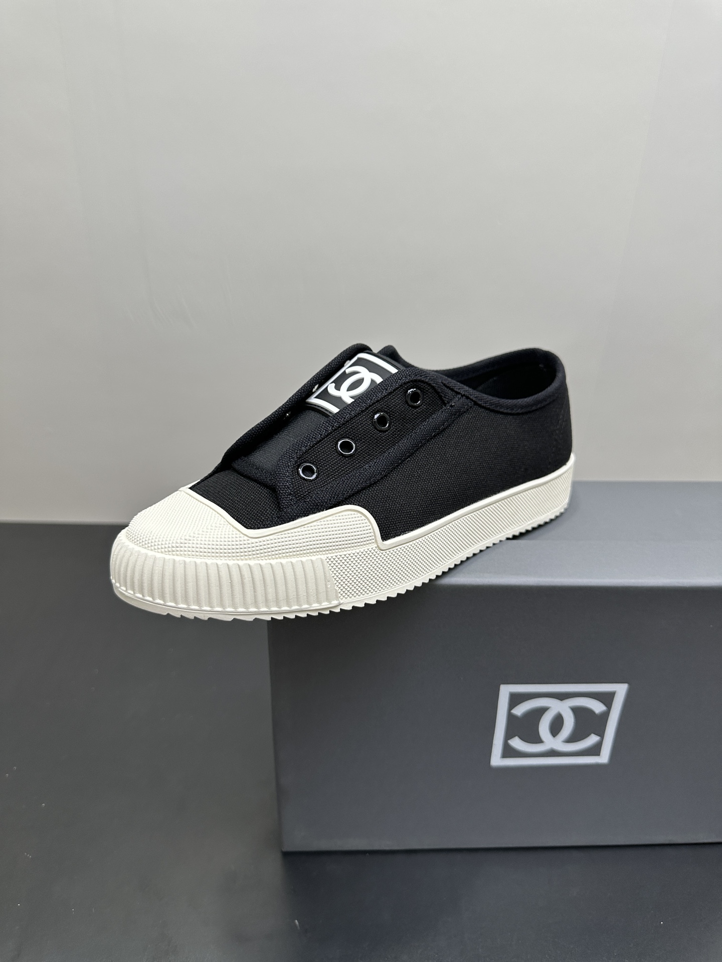 NO:243291,CHANEL/Chanel four-season shoes, in large quantities for sale!  Pure version, casual series!  Super comfortable and versatile to wear, you can match any clothes at will, no matter whether you are a student, hot mom, or internet celebrity, you are all beautiful. ●Texture imported waterproof canvas fabric with foot padding small goatskin decorative Chanel logo large logo original sole ● Color white/black ● 35～40, standard size, casual shoes/sports shoes, chanel, chanel, sneakers, sheepskin19860909CHANEL/香奈儿四季鞋,大量现货发售！清纯版,休闲系列！上脚超级舒适百搭,可以任意搭配任何衣服,不管你是学生派,还是辣妈派,还是网红派,美的你都是不要不要的上, ●Texture 鞋面进口防水帆布面料 垫脚小山羊皮 装饰香奈儿Logo大标 大底原版大底 ● Color白色/黑色 ● 35～40,标准码,休闲鞋/运动鞋,chanel,chanel,sneakers,sheepskin,Women's Shoes