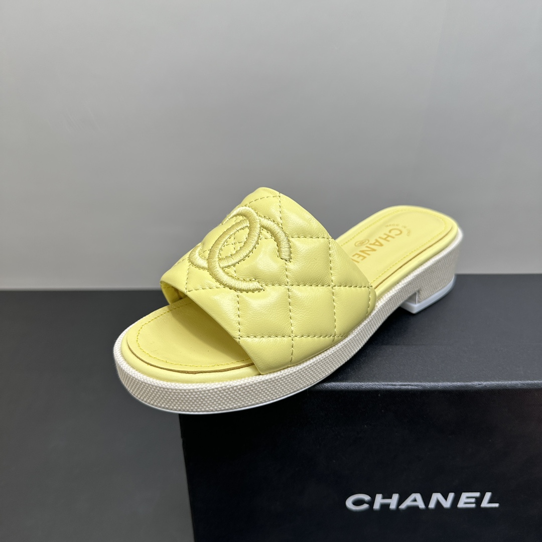 NO:243240,CHANEL Chanel C home thick-soled slippers | Lazy password for fashion The classic double C logo is Chanel's soul logo, and every eye shows a luxurious style. From elegant black and white to vibrant blue pink and yellow, colorful colors are suitable for all styles. Whether it is a simple and casual style or a delicate street look, it can be easily controlled and instantly enhance the overall texture. Fabric sheepskin/denim electric embroidered diamond grating inner sheepskin sole genuine leather sole size 35-39 (40.41 fixed), slippers, chanel, chanel, chanel, slippers, sheepskin19860909CHANEL香奈儿c家厚底拖鞋 | 时尚界的慵懒密码 经典双C logo,是香奈儿的灵魂标识,每一眼都彰显奢华格调.从优雅黑白到活力蓝粉黄,缤纷色彩适配各种风格.无论是简约休闲风,还是精致出街look,它都能轻松驾驭,瞬间提升整体质感. 面料羊皮/牛仔布电绣菱格 内里羊皮 鞋底真皮底 码数35-39（40.41定）,拖鞋,chanel,chanel,chanel,slippers,sheepskin,Women's Shoes
