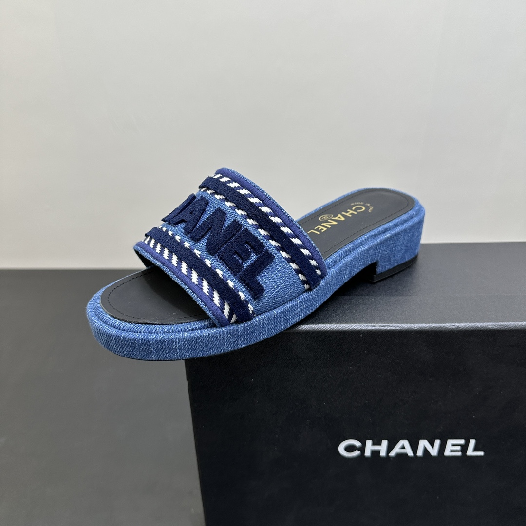 NO:243208,CHANEL Chanel blue denim thick-soled slippers perfectly blend classic denim elements with brand style. The upper is unique texture and is paired with iconic letter design, which is personalized and eye-catching. Comfortable style and fits the feet. Whether it is paired with skirts to show elegance or casual pants to show casualness, it can easily and brilliantly help you take the exclusive fashion pace. Inner sheepskin, genuine leather sole, 35-39 (40.41), slippers, chanel, chanel, slippers, skirts, sheepskin19860909CHANEL香奈儿蓝色牛仔布面厚底拖鞋,将经典丹宁元素与品牌格调完美融合.鞋面独特纹理,搭配标志性字母设计,个性又吸睛.舒适版型,贴合脚部.无论是搭配裙装展现优雅,还是配休闲裤彰显随性,都能轻松出彩,助你踏出专属时尚步伐.内里羊皮,真皮鞋底,35-39（40.41定）,拖鞋,chanel,chanel,slippers,skirts,sheepskin,Women's Shoes