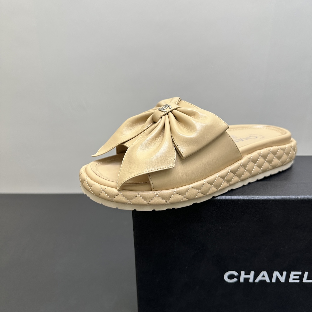 NO:243252,CHANEL Chanel C-home small fragrance thick-soled diamond-shaped slippers are eternal classics in the fashion industry. The iconic double C and bow elements are symbols of luxury and elegance, and you can be moved at a glance. Various colors and materials are suitable for different dressing scenes, and you can easily control whether it is a casual street or a delicate party. High-quality materials are matched with exquisite craftsmanship, comfortable feet, and show excellent quality. With it, every step you take is a fashion. Sheepskin, sheepskin, foam sole, 35-39 (40.41 set), slippers, chanel, chanel, chanel, slippers, sheepskin19860909CHANEL香奈儿c家小香风厚底菱格拖鞋,时尚界永恒的经典.标志性双C 与蝴蝶结元素,是奢华与优雅的象征,一眼便心动.多样色彩与材质,适配不同穿搭场景,无论是休闲出街还是精致聚会,都能轻松驾驭.优质选材搭配精湛工艺,脚感舒适,彰显卓越品质.拥有它,踏出的每一步皆是风尚.羊皮面,羊皮里,发泡底,35-39（40.41定）,拖鞋,chanel,chanel,chanel,slippers,sheepskin,Women's Shoes