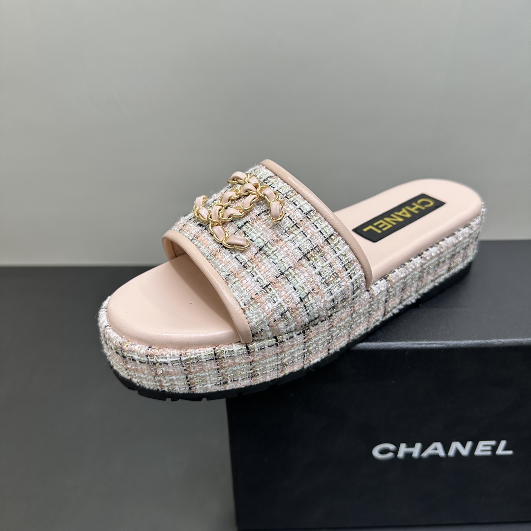 NO:243209,C-home CHANEL Chanel thick-soled slippers are coming, with classic double C metal buckles, luxury and style coexisting. With a light button, it is Chanel's unique elegant attitude. The iconic tweed material is delicate in texture and high-quality texture, and every step is a high-end style. The thick-soled design not only lengthens the leg lines, allowing you to easily have supermodel proportions, but also brings a comfortable height-enhancing experience. Whether it is matched with a simple dress, it shows gentleness and romance; or it is combined with casual jeans to create a casual street style, it can perfectly adapt. 35-39 (40.41), slippers, chanel, chanel, chanel, slippers, skirts, jeans19860909c家CHANEL香奈儿厚底拖鞋来袭,经典双C金属扣,奢华与格调并存,轻轻一扣,便是香奈儿独有的优雅态度.标志性粗花呢材质,纹理细腻,质感上乘,每一步都踏出高级风尚. 厚底设计,不仅拉长腿部线条,让你轻松拥有超模比例,还带来舒适的增高体验.无论是搭配简约连衣裙,尽显温柔浪漫；还是与休闲牛仔裤组合,打造随性街头风,它都能完美适配.35-39（40.41定）,拖鞋,chanel,chanel,chanel,slippers,skirts,jeans,Women's Shoes