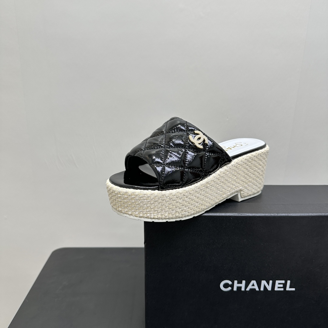 NO:243213,2025ss CHANEL Chanel small-scented sloping heel thick-soled sponge cake bottom electric embroidered diamond slippers cleverly blend classic and fashion. The iconic double C logo is eye-catching and eye-catching, showing the luxury identity. The diamond pattern on the upper is exquisite and delicate, and is matched with soft leather, with excellent texture. The wedge design increases height while ensuring comfort. Whether it is matched with skirts or trousers, it can easily improve fashion. It is a must-have item for fashion experts. Upper sheepskin inner lining: crystal sheepskin original open-soled custom foam sole Shoe size: 35-39 (40 and 41 custom made without return and exchange), slippers, chanel, chanel, slippers, skirts, sheepskin198609092025ss CHANEL香奈儿小香坡跟厚底松糕底电绣菱格拖鞋,将经典与时尚巧妙融合.标志性双C logo醒目亮眼,彰显奢华身份.鞋面菱格纹精致细腻,搭配柔软皮革,质感上乘.坡跟设计增加高度同时保证舒适,无论是搭配裙装还是裤装,都能轻松提升时尚度,是时尚达人必备单品. 鞋面羊皮 内里: 水晶羊皮内里 大底原版开模定制发泡底 鞋码: 35-39（40、41定做不退换）,拖鞋,chanel,chanel,slippers,skirts,sheepskin,Women's Shoes