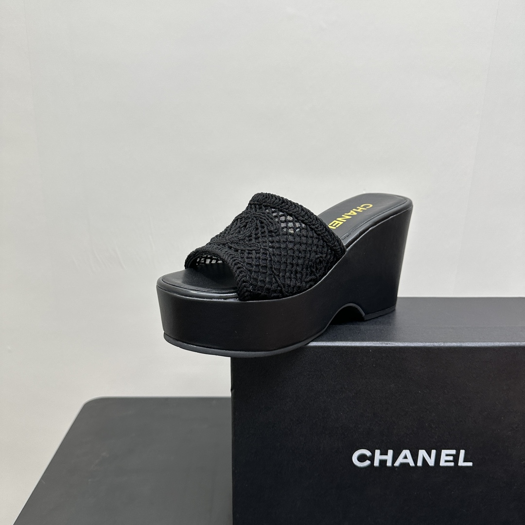 NO:243218,CHANEL｜Chanel Xiaoxiang classic spring and summer new product, double C thick water table thick sole sponge cake bottom wool mesh slippers. I really love this season's spring style!  The mesh is looming, sexy and sweet~ You can easily control shopping, dates, and commuting! Paired with skirts or jeans, it is full of fashion sense! The fabric is made of original custom material, the inner foot pads are all sheepskin imported from Italy original outsole size35-39 (customized by 40/41), slippers, chanel, chanel, slippers, skirts, jeans, sheepskin19860909CHANEL｜香奈儿小香经典春夏新品 双C厚水台厚底松糕底毛线网面拖鞋 这一季的春款真的太爱了！ 网纱若隐若现 性感又不失甜美~ 逛街、约会、通勤都都能轻松驾驭!搭配裙子或牛仔裤,时尚感爆棚! 面料采用原版定制材质 内里垫脚均为羊皮 意大利进口原版大底 size35-39（40/41定制）,拖鞋,chanel,chanel,slippers,skirts,jeans,sheepskin,Women's Shoes