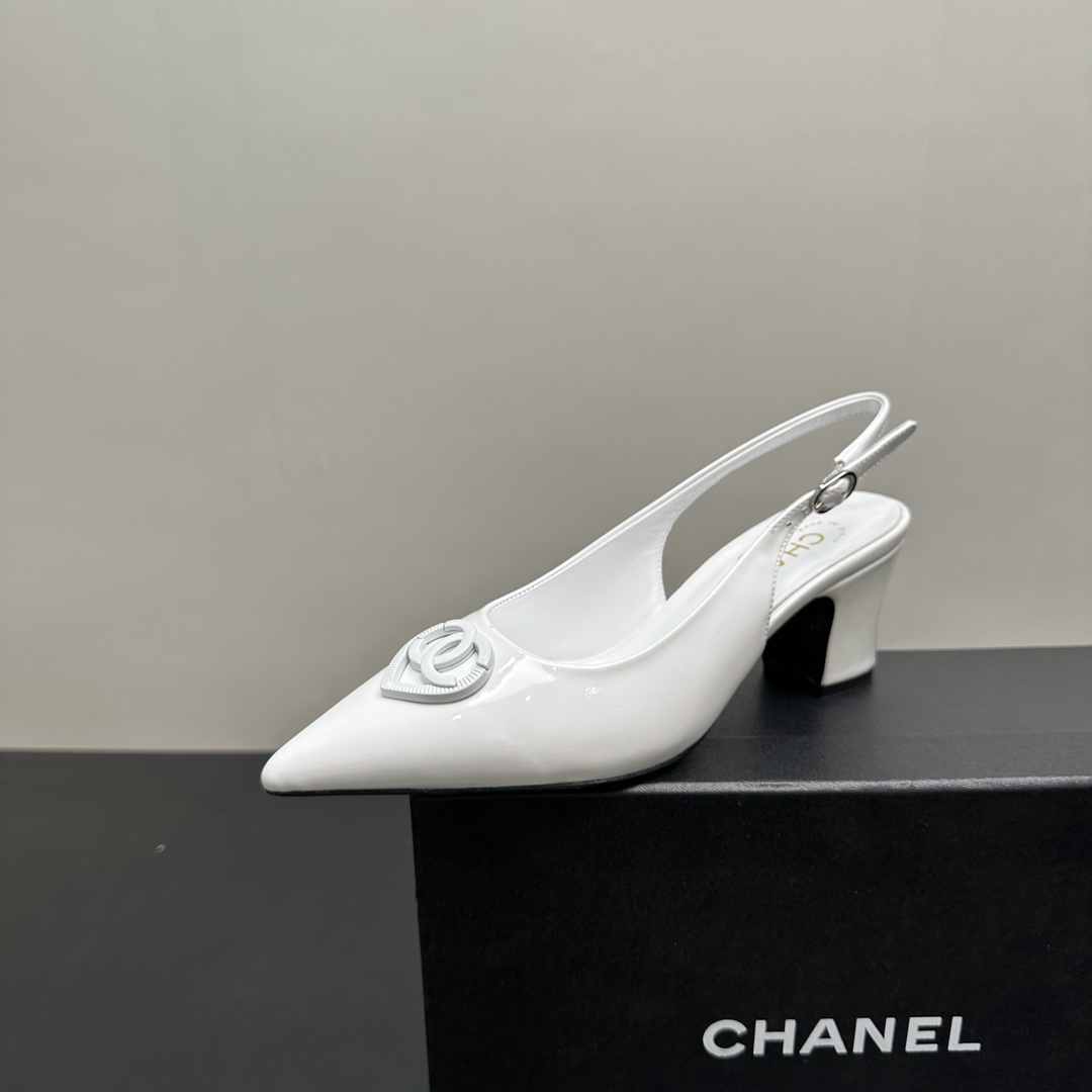 NO:243250,CHANEL Chanel small-flavored thick heel square heel pointy sandals show elegance and style. The classic double C logo is exquisite and eye-catching, and is a symbol of luxury identity. The upper material is diverse, the suede is soft, and the patent leather is eye-catching. The mid-heel design is comfortable and easy to walk. Whether it is matched with a skirt to show softness or a pants to show competence, it can easily enhance the fashion taste. Frosted leather or patent leather surface, sheepskin, 35-39 (40.41 set), sandals, chanel, chanel, sandals, skirts, sheepskin19860909CHANEL香奈儿小香风粗跟方跟后空尖头凉鞋,尽显优雅格调.经典双C标志精致夺目,是奢华身份象征.鞋面材质多样,绒面柔软,漆皮亮眼.中跟设计舒适好走,无论是搭配裙装展现柔美,还是配裤装彰显干练,都能轻松提升时尚品味.磨砂皮或者漆皮面,羊皮里,35-39（40.41定）,凉鞋,chanel,chanel,sandals,skirts,sheepskin,Women's Shoes