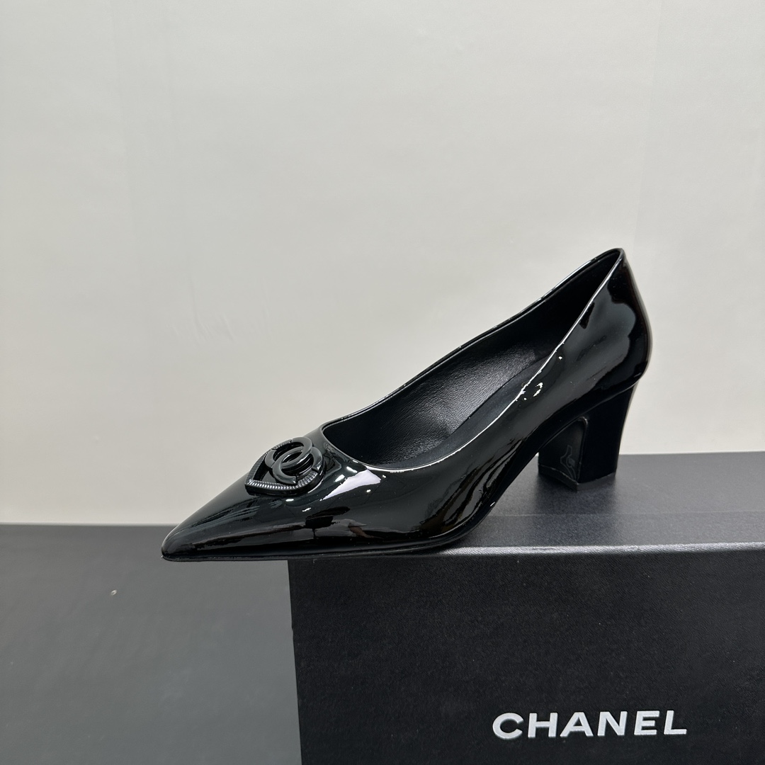 NO:243245,CHANEL Chanel small-flavored thick-heeled square-heeled pointed-toe single shoes, showing elegant style. The classic double C logo is exquisite and eye-catching, and is a symbol of luxury identity. The upper material is diverse, the suede is soft, and the patent leather is eye-catching. The mid-heel design is comfortable and easy to walk. Whether it is matched with a skirt, it can easily enhance the fashion taste. Frosted leather or patent leather surface, sheepskin, 35-39 (40.41 fixed), single shoes, chanel, chanel, skirts, sheepskin19860909CHANEL香奈儿小香风粗跟方跟尖头单鞋,尽显优雅格调.经典双C标志精致夺目,是奢华身份象征.鞋面材质多样,绒面柔软,漆皮亮眼.中跟设计舒适好走,无论是搭配裙装展现柔美,还是配裤装彰显干练,都能轻松提升时尚品味.磨砂皮或者漆皮面,羊皮里,35-39（40.41定）,单鞋,chanel,chanel,skirts,sheepskin,Women's Shoes