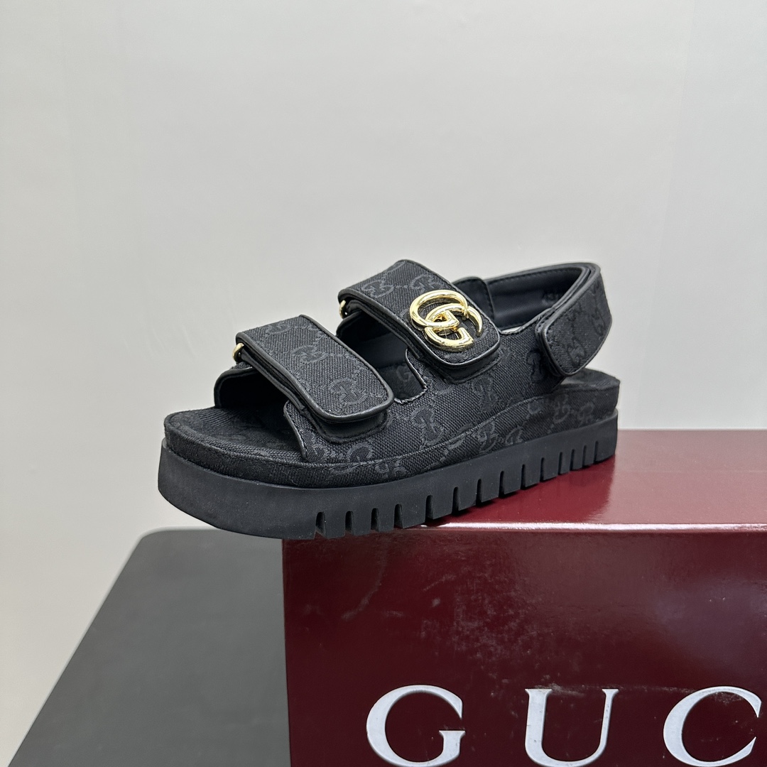 NO:243234,2025/# Velcro classic old-fashioned cloth beach sandals Early spring series GG sandals ZP mold opening/classic GG old-fashioned canvas fabric fabric with double G metal buckle Classic old-fashioned cloth/imported sheepskin inside TPU non-slip sole/ZP mold opening midsole footrest Original metal buckle Size: 35-40, sandals, sandals, sheepskin198609092025/# 魔术贴经典老花布沙滩凉鞋 早春系列GG凉鞋 ZP开模/典GG老花帆布织物面料配双G金属扣 经典老花布面/内里进口羊皮 TPU防滑大底/ZP开模中底垫脚 原版金属扣 码数:35-40,凉鞋,sandals,sheepskin,Women's Shoes