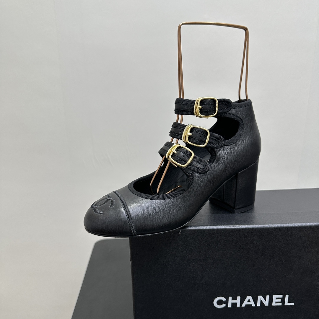 NO:243229,CHANEL Chanel Xiaoxiang 25C spring and summer new three-string spliced ​​Mary Zhen high heel shoes. Xiangjia beautiful shoes must be included in the list!  This type of shoe is a typical classic style. The overall lengthening ratio of the thick heel design is super long. The fabric is made of original custom lambskin. The inner foot pads are all sheepskin. Italian imported cowhide leather skin outsole. Heel height 7cm Size35-39 (customized by 40/41), single shoes, chanel, chanel, chanel, mary jane, cowhide, sheepskin19860909CHANEL香奈儿小香25C春夏新品三条带拼接玛丽珍高跟单鞋 香家美鞋必入清单里不能少了它！ 这类鞋型就是典型的经典款 粗跟设计整体拉长比例效果 超显腿长 面料采用原版定制小羊皮 内里垫脚均为羊皮 意大利进口牛皮皮大底 跟高7cm Size35-39（40/41定制）,单鞋,chanel,chanel,chanel,mary jane,cowhide,sheepskin,Women's Shoes