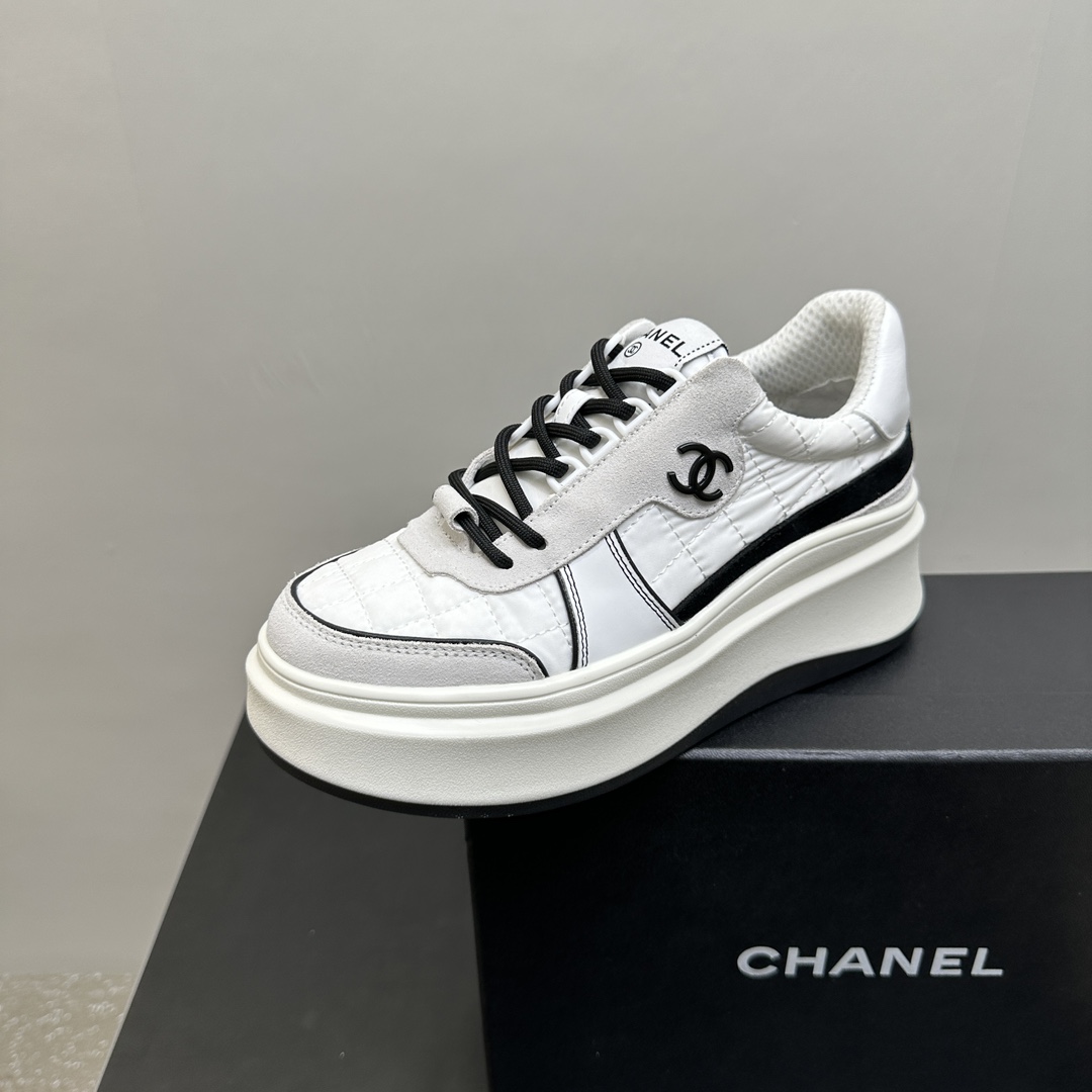 NO:243210,Chanel Chanel thick-soled panda shoes cookie shoes casual sneakers!  This classic design; the upper is made of various craftsmanship and electric embroidery styles; the sole is fashionable and sporty; it is an extraordinary and has incorporated a variety of color matching elements... The diversified mix and match is very beautiful and versatile, casual, fashionable, sports, and outdoors can be taken into account... Go material The upper is made of original imported silk cowhide   original tarp   original head cowhide The inner is made of original sheepli   net Outsole based on original TPU combination sole, counter quality packaging complete set of women 35–41, casual shoes/sports shoes, chanel, chanel, sneakers, cowhide19860909Chanel香奈儿厚底熊猫鞋饼干鞋休闲运动鞋！ 这款经典设计；鞋面多种工艺电绣的风格；大底却时尚运动；不平凡的拥入了多种配色元素…… 多元化混搭非常好看百搭,休闲,时尚,运动,户外都能兼顾…… Go 材料 鞋面采用 原版进口头层丝绸牛皮 原版防水布 原版头层牛皮 内里采用 原版羊里 网 大底根据 原版TPU组合大底 专柜精品包装全套女35–41,休闲鞋/运动鞋,chanel,chanel,sneakers,cowhide,Women's Shoes